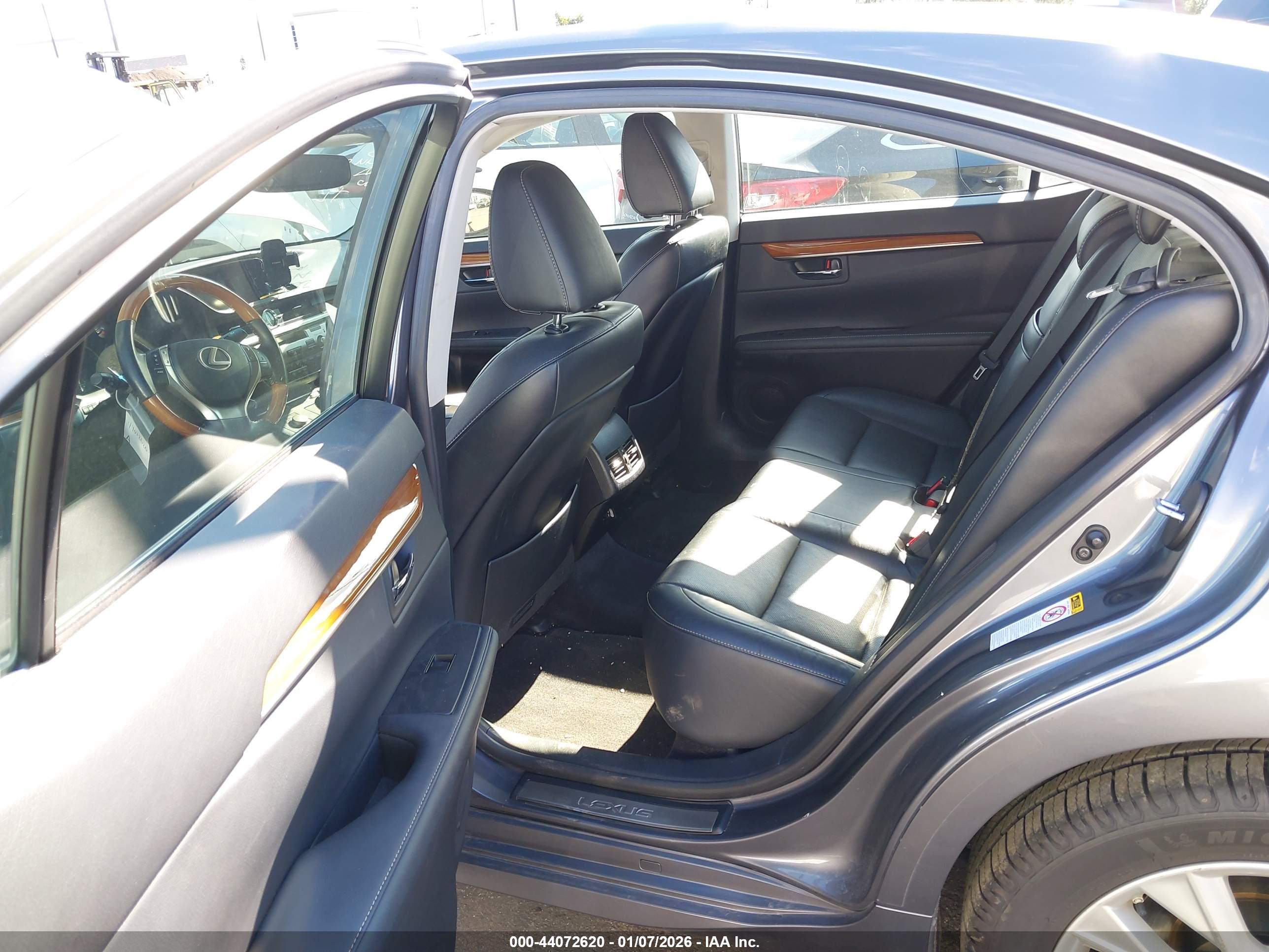 LEXUS ES image 8