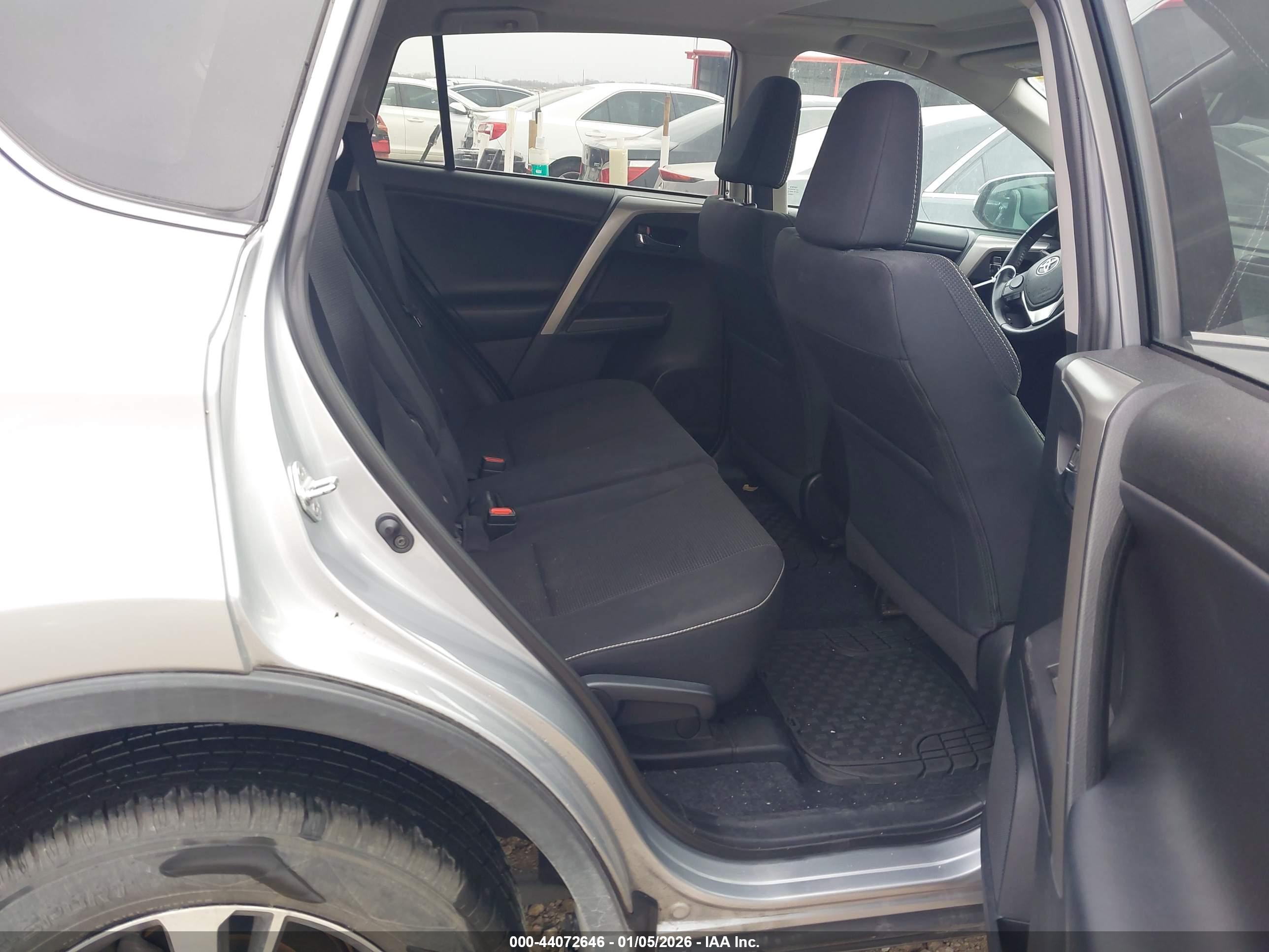 TOYOTA RAV4 image 8
