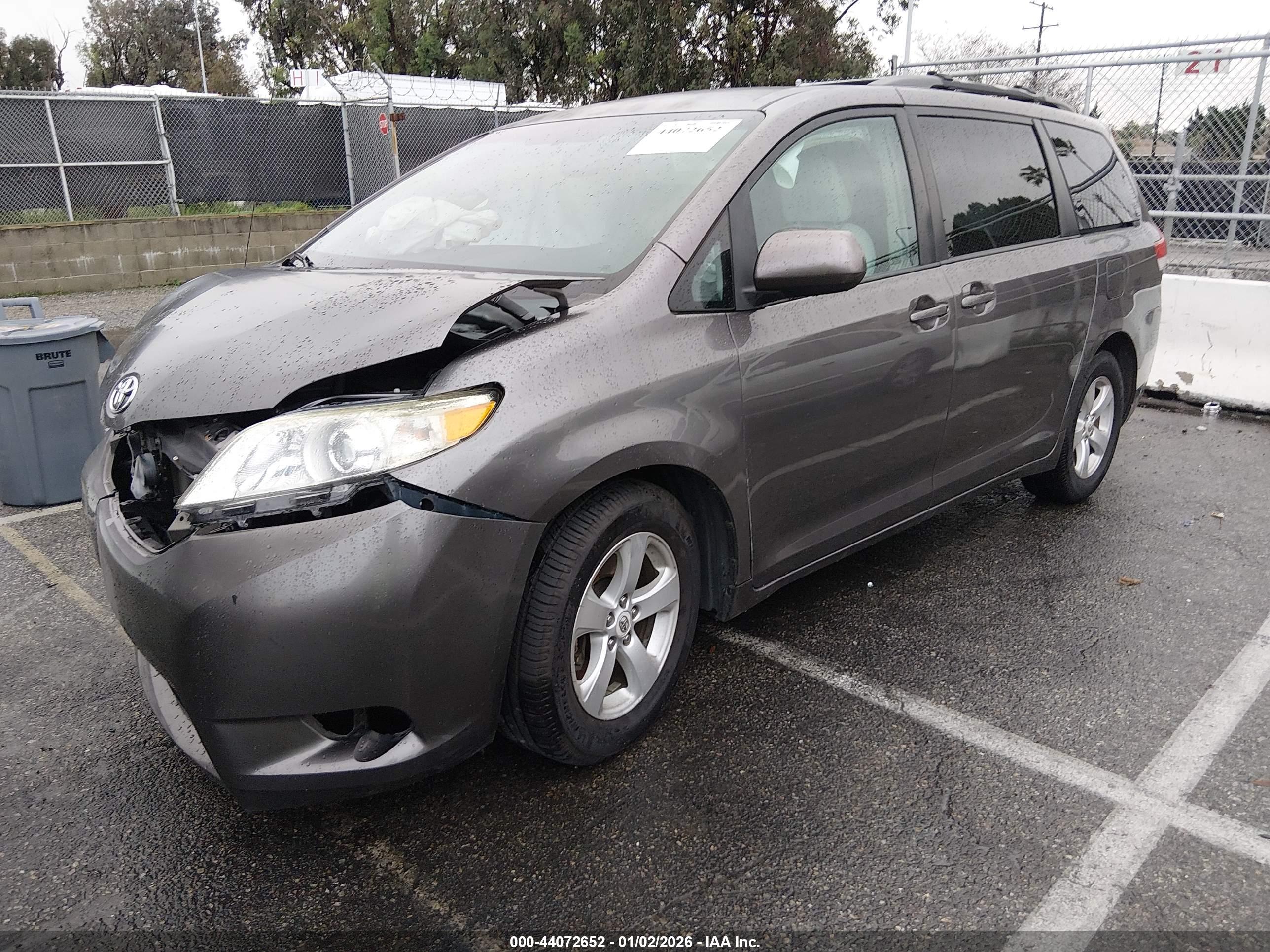 TOYOTA SIENNA image 2