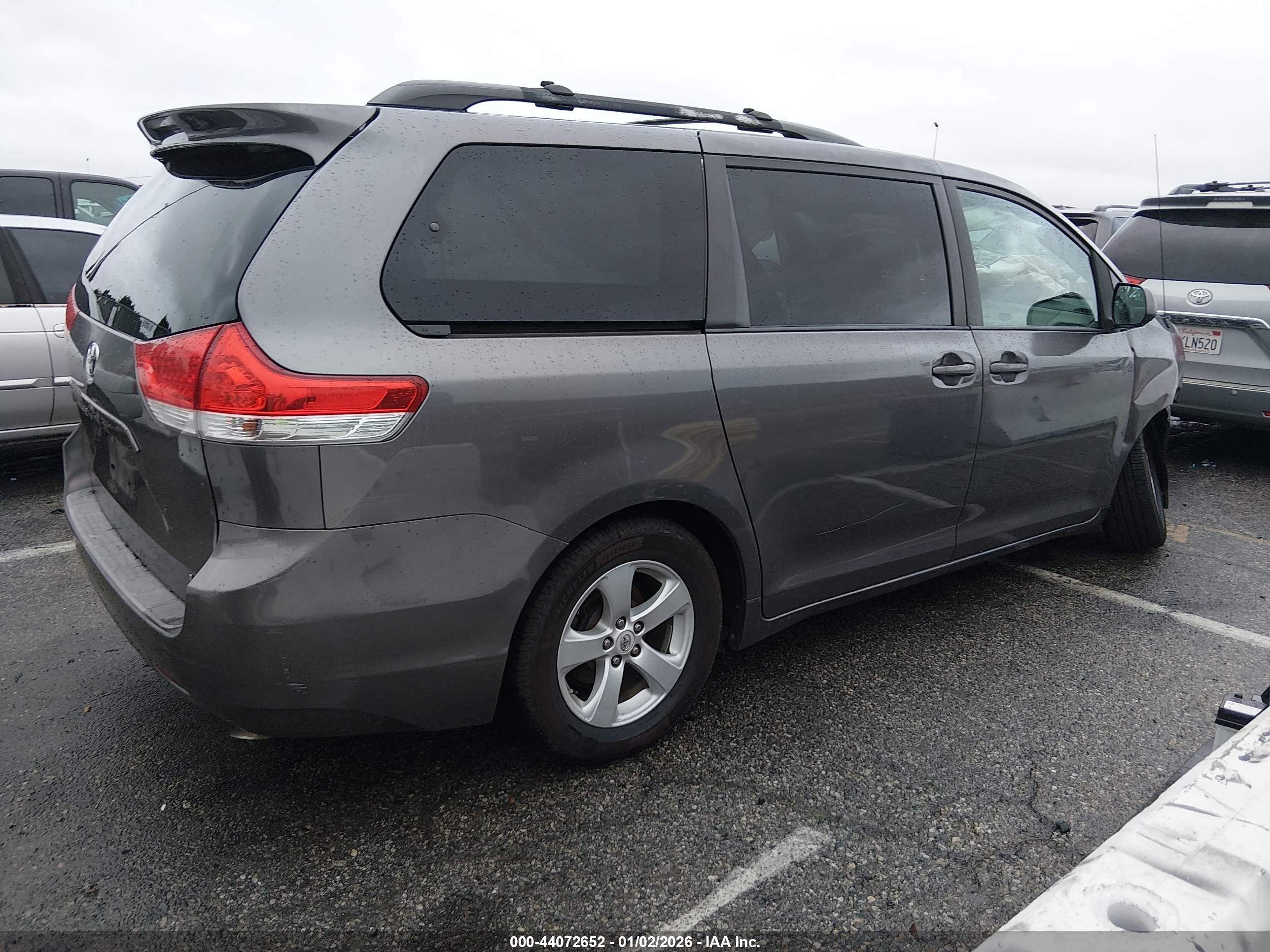 TOYOTA SIENNA image 4