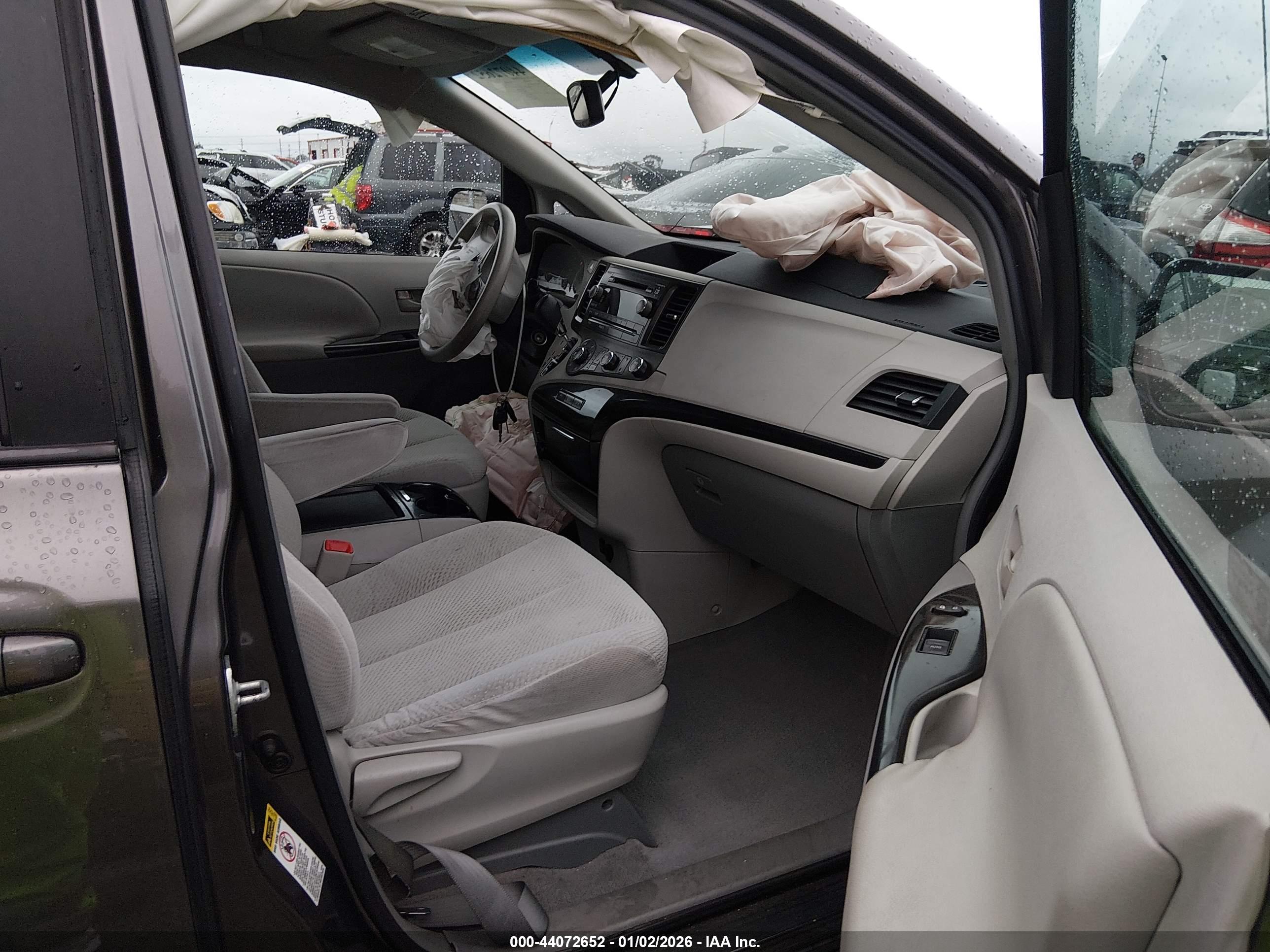 TOYOTA SIENNA image 5