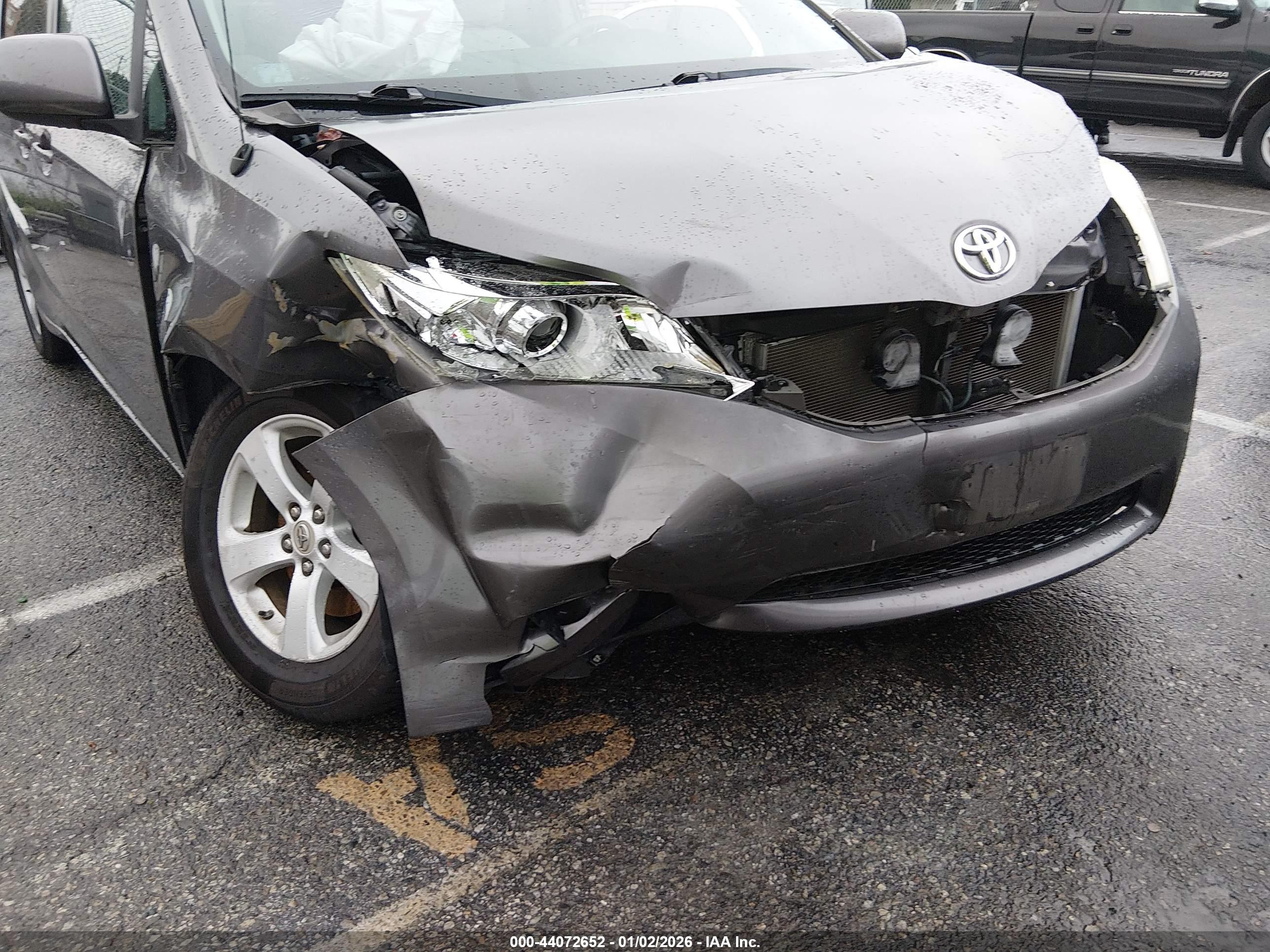 TOYOTA SIENNA image 6