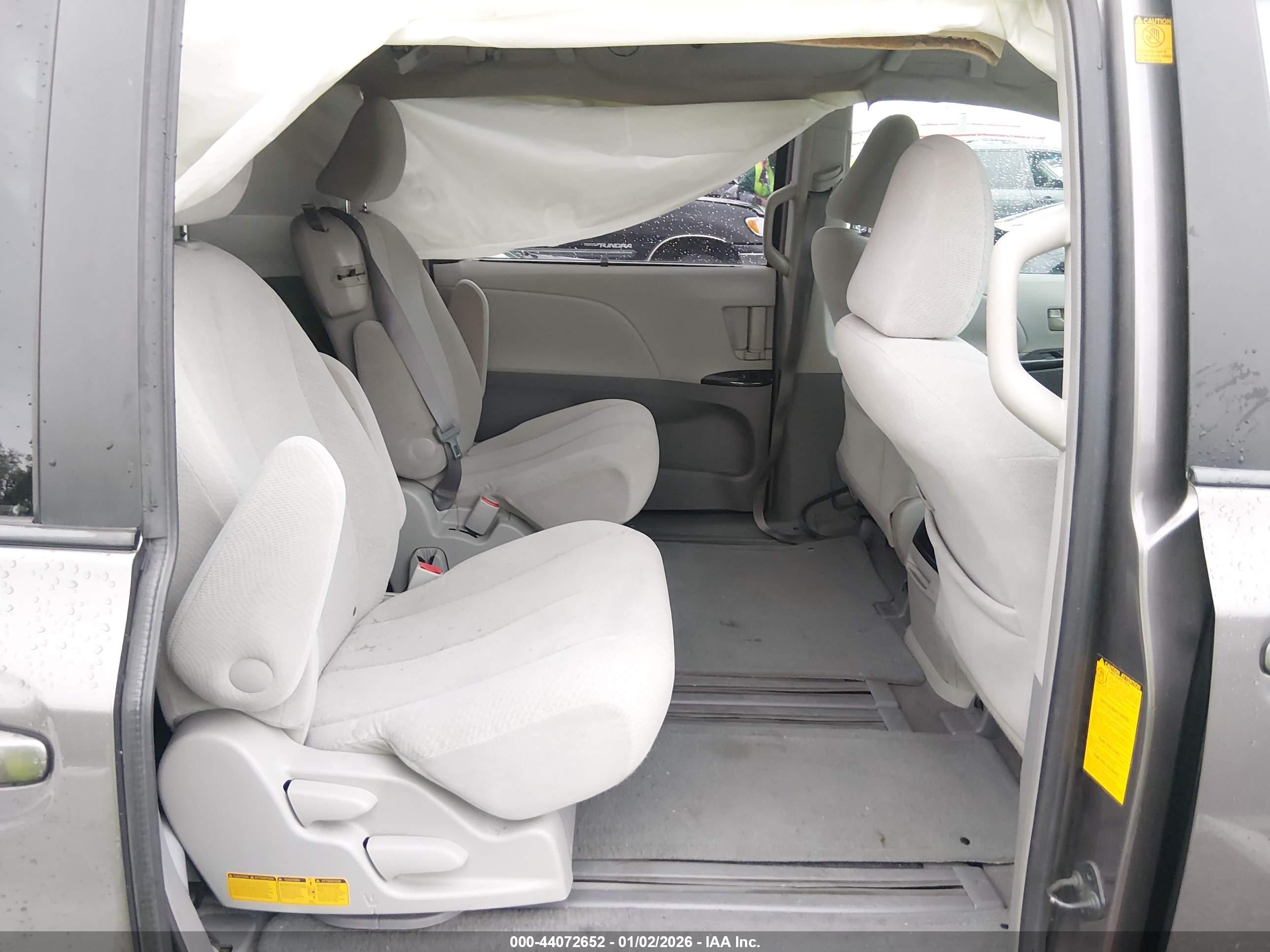 TOYOTA SIENNA image 8