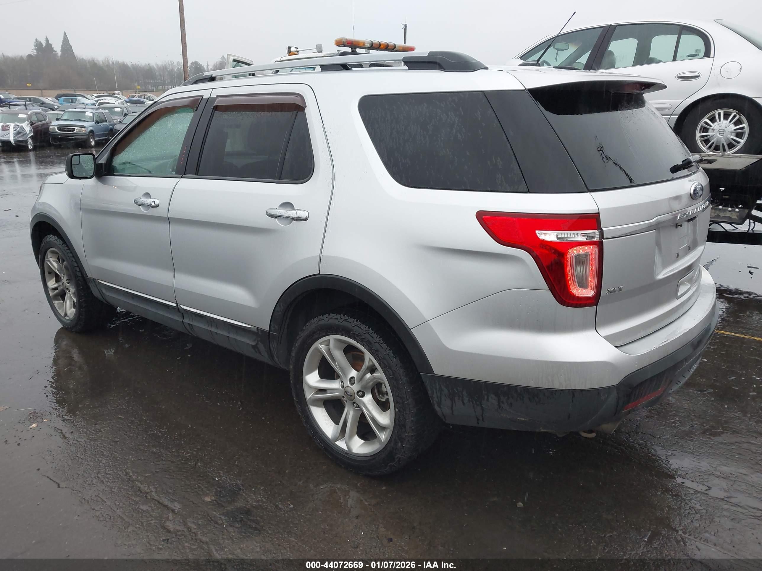 FORD EXPLORER image 3
