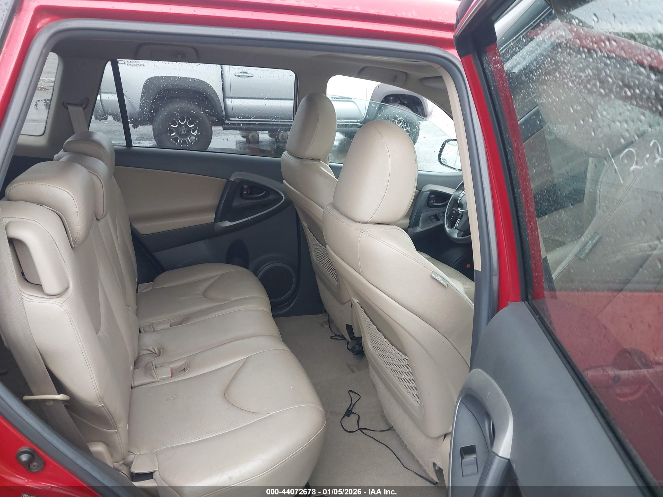 TOYOTA RAV4 image 8