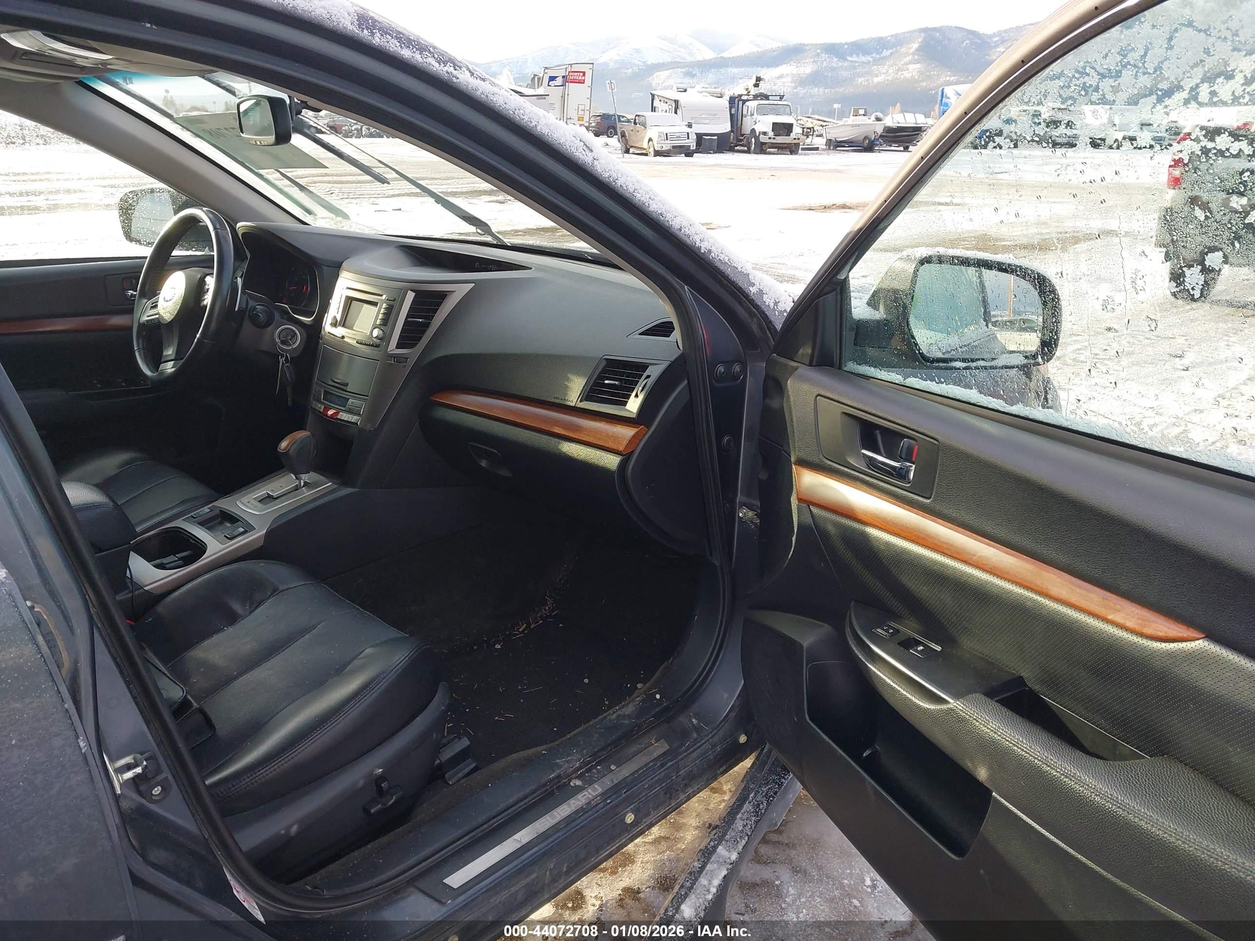 SUBARU OUTBACK image 5
