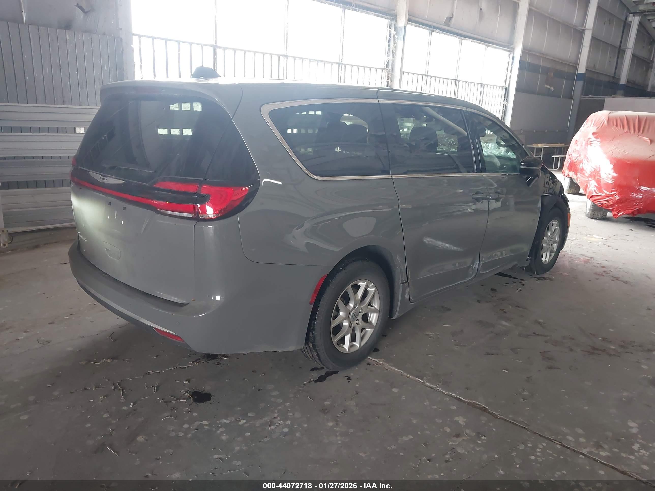 CHRYSLER PACIFICA image 4