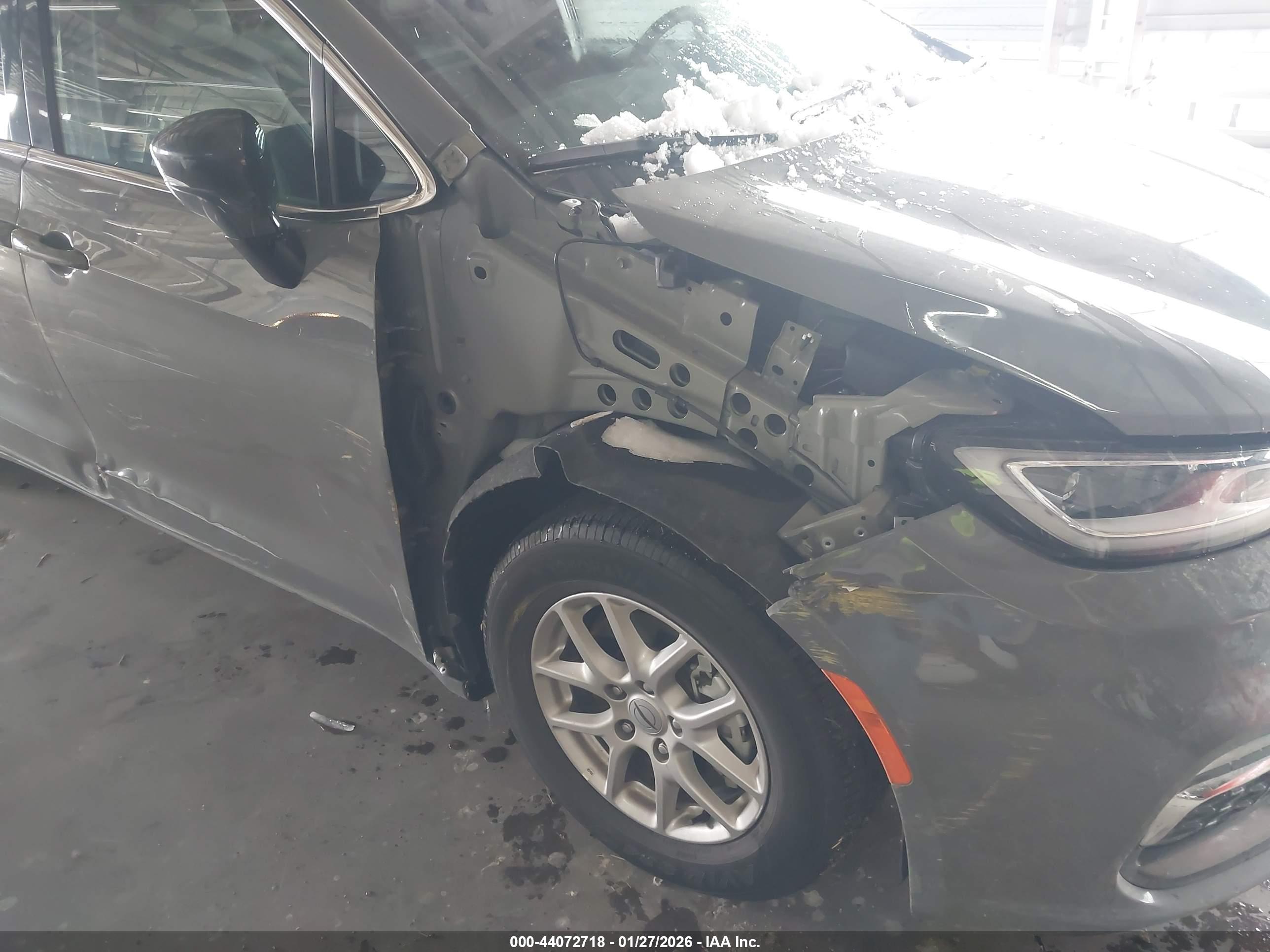 CHRYSLER PACIFICA image 6