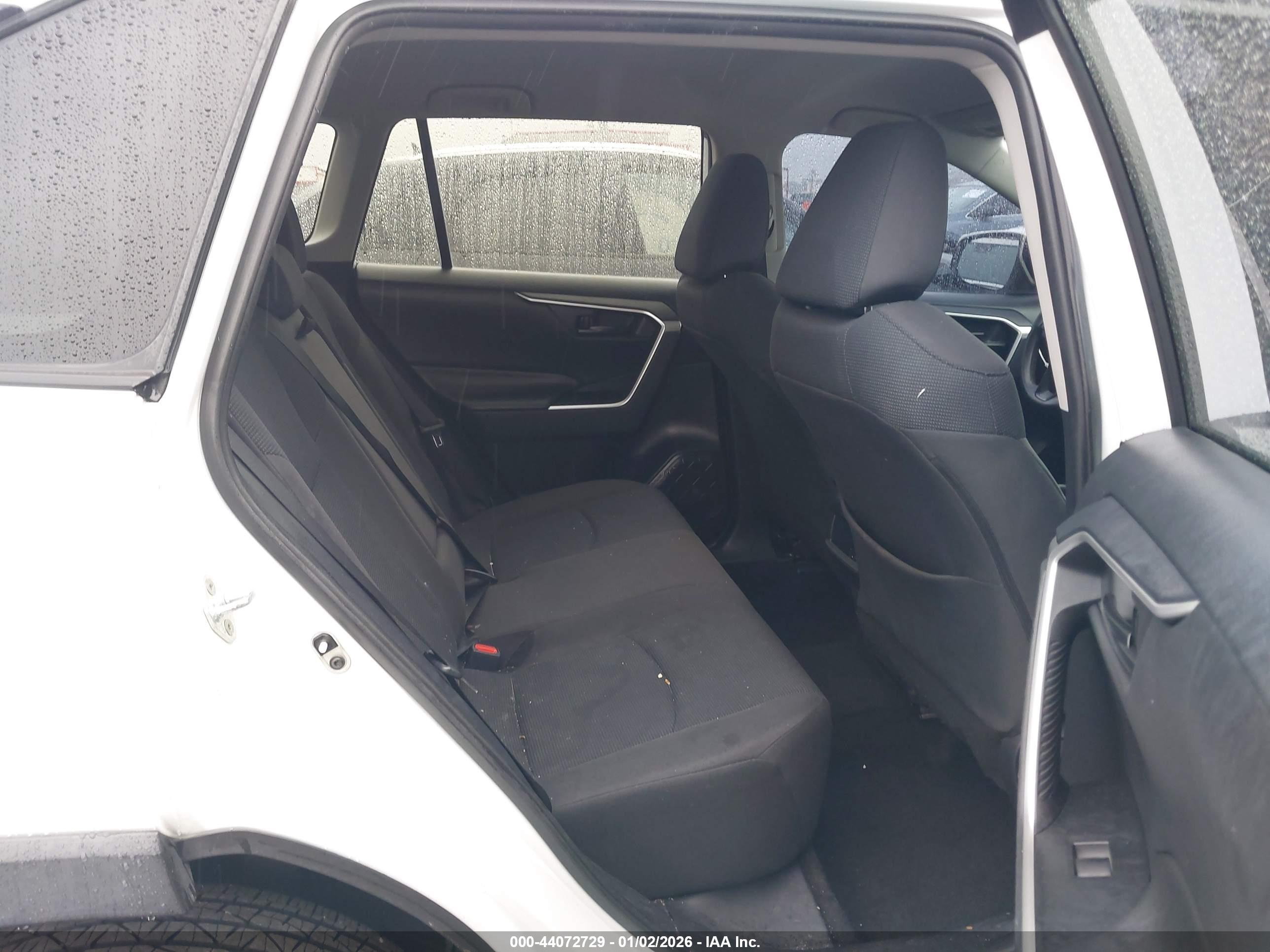 TOYOTA RAV4 image 8