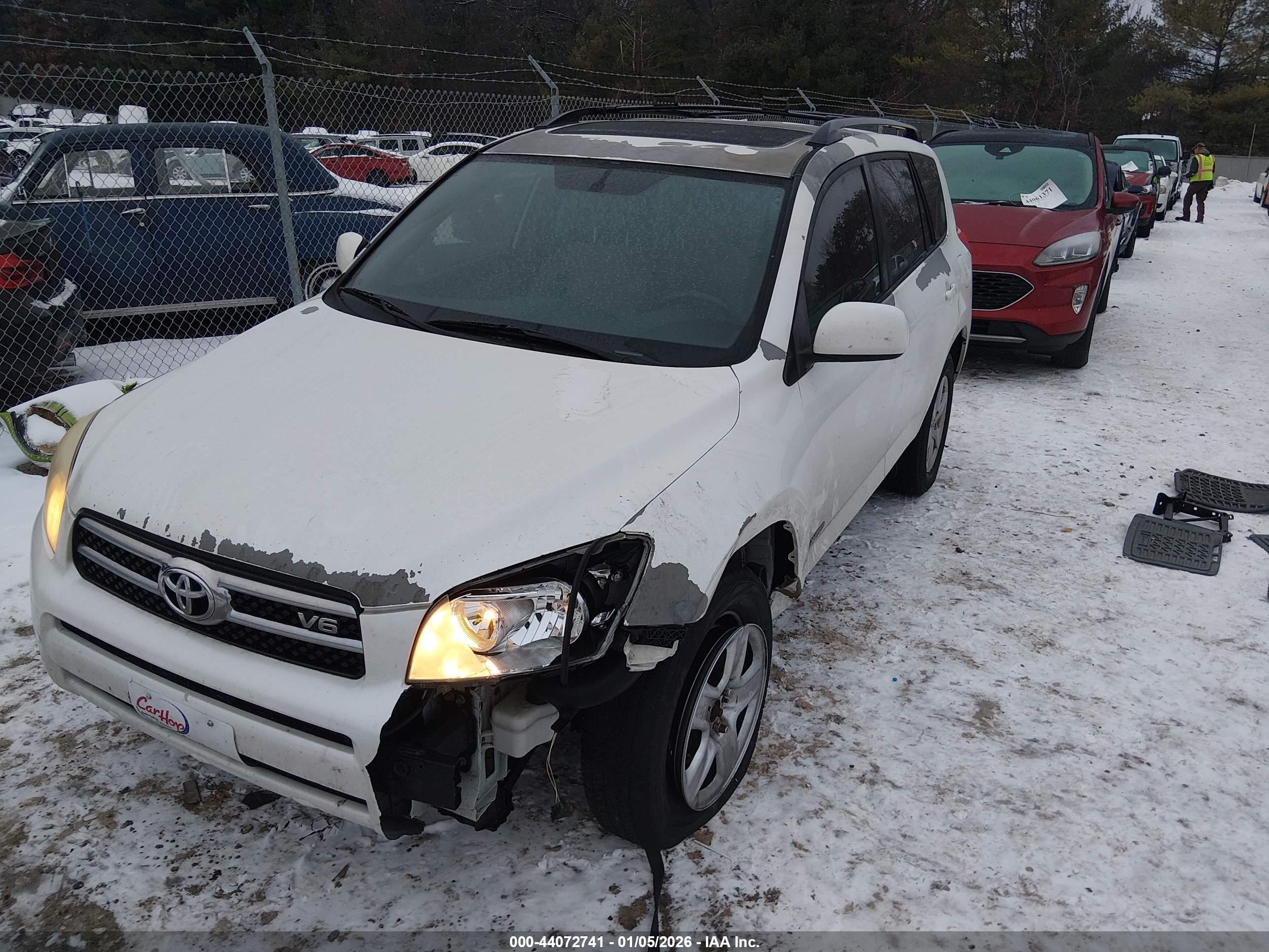 TOYOTA RAV4 image 2