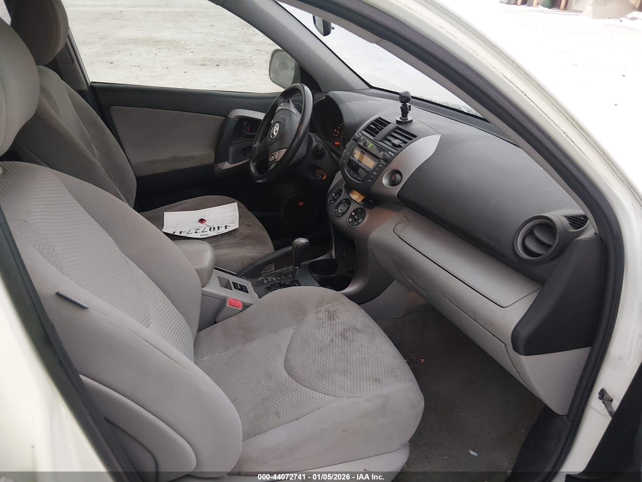 TOYOTA RAV4 image 5