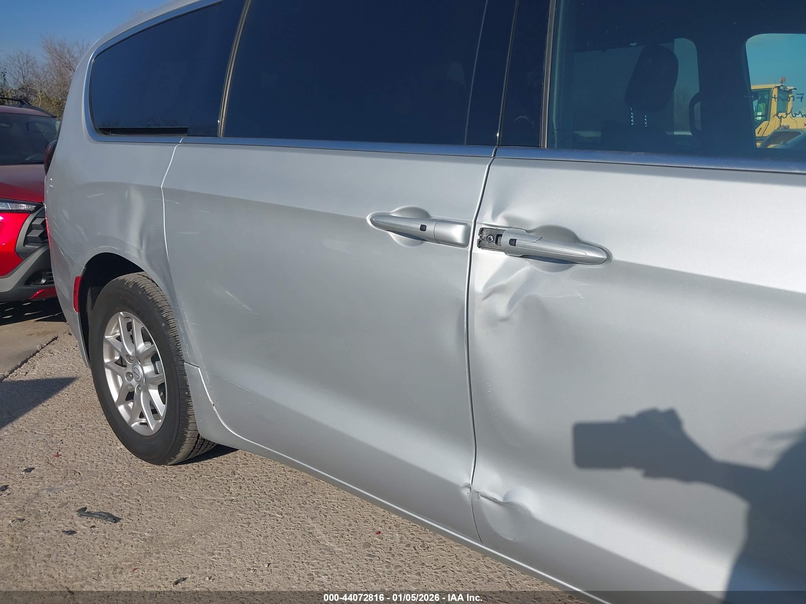 CHRYSLER PACIFICA image 6