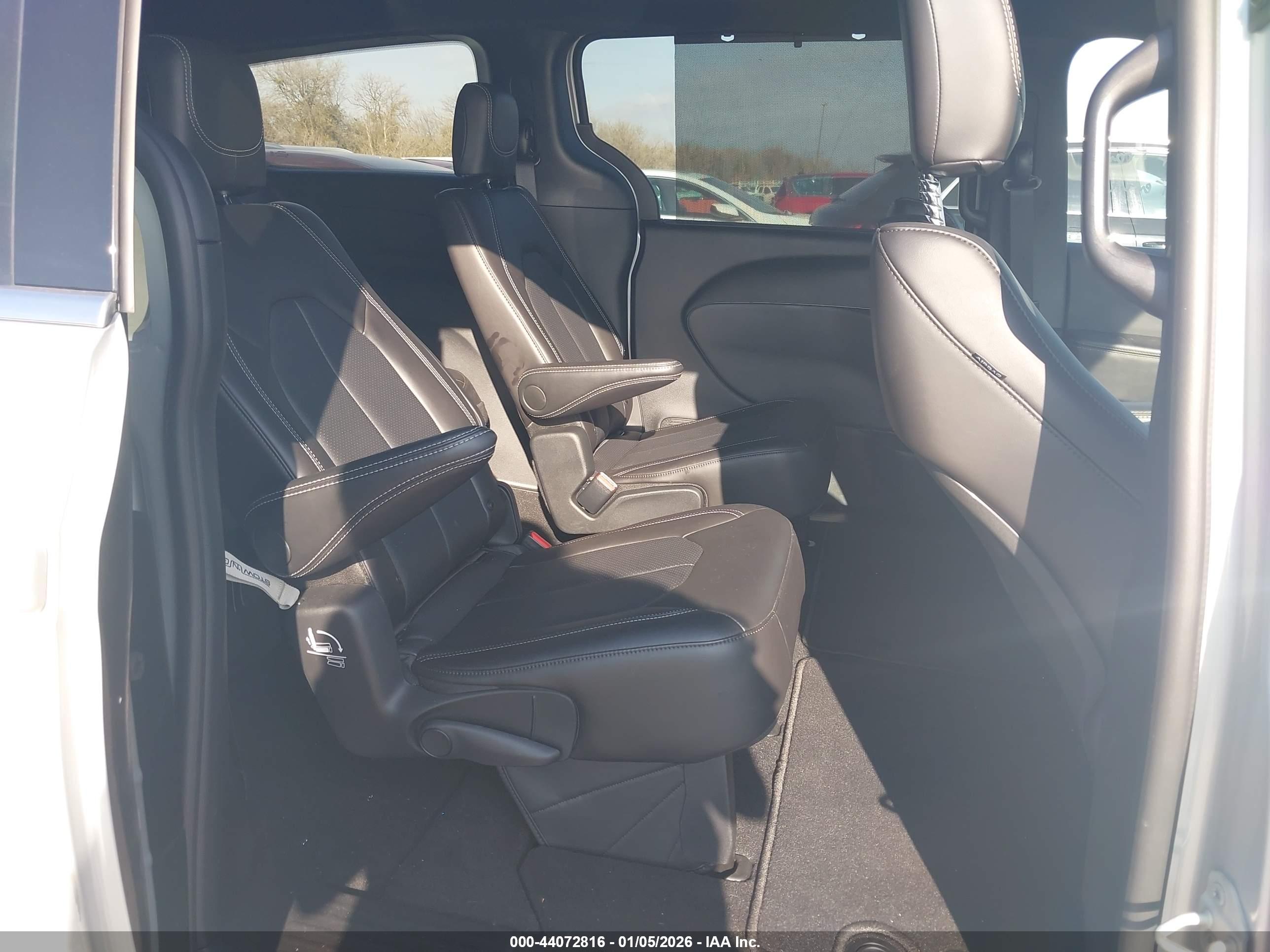 CHRYSLER PACIFICA image 8