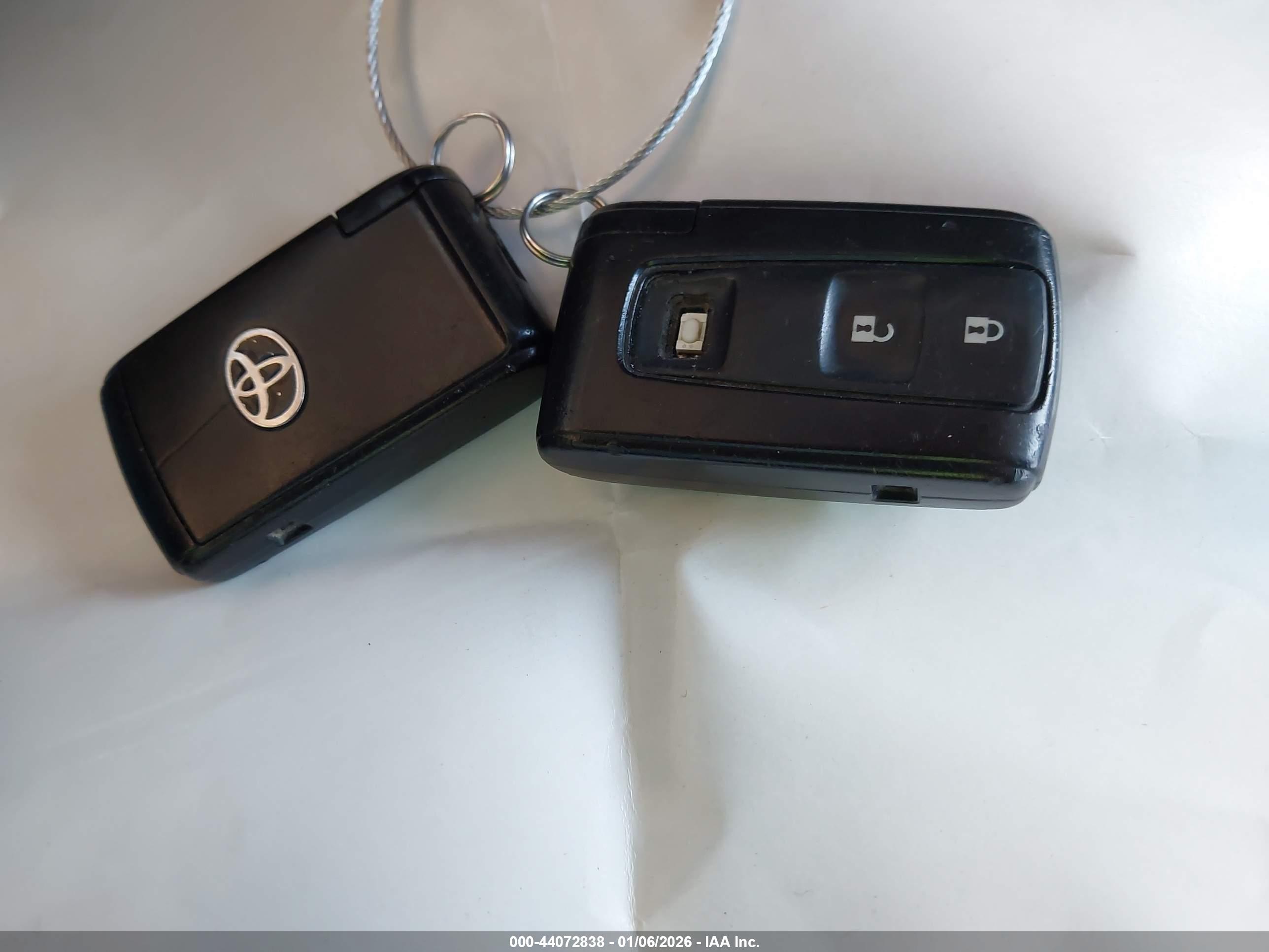 TOYOTA PRIUS image 11