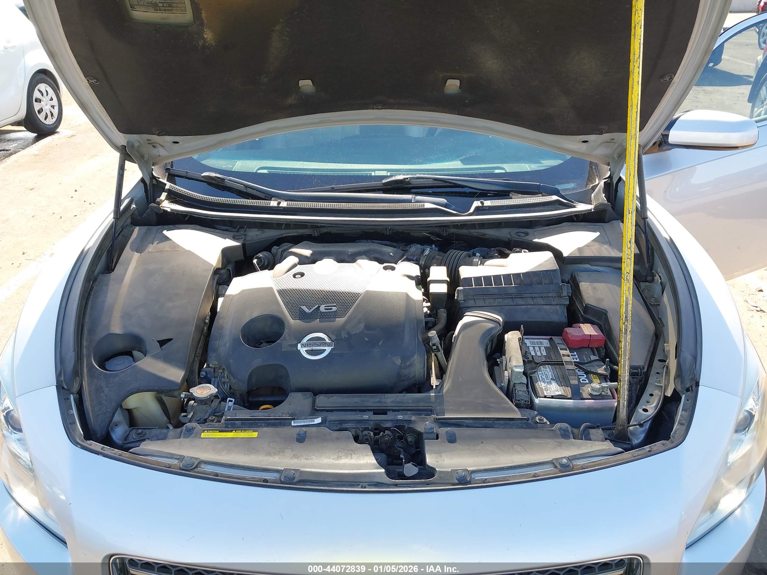 NISSAN MAXIMA image 10