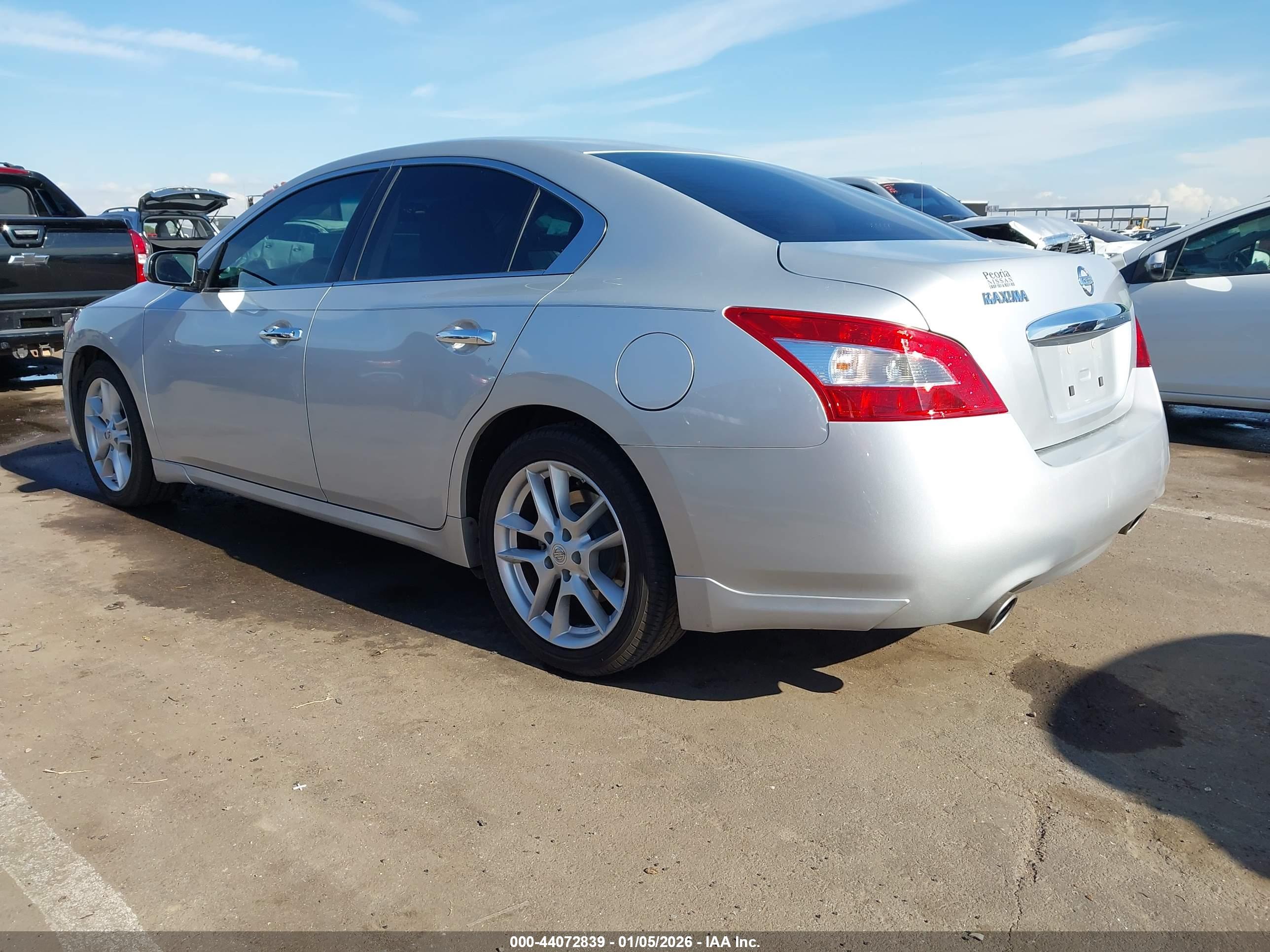 NISSAN MAXIMA image 3