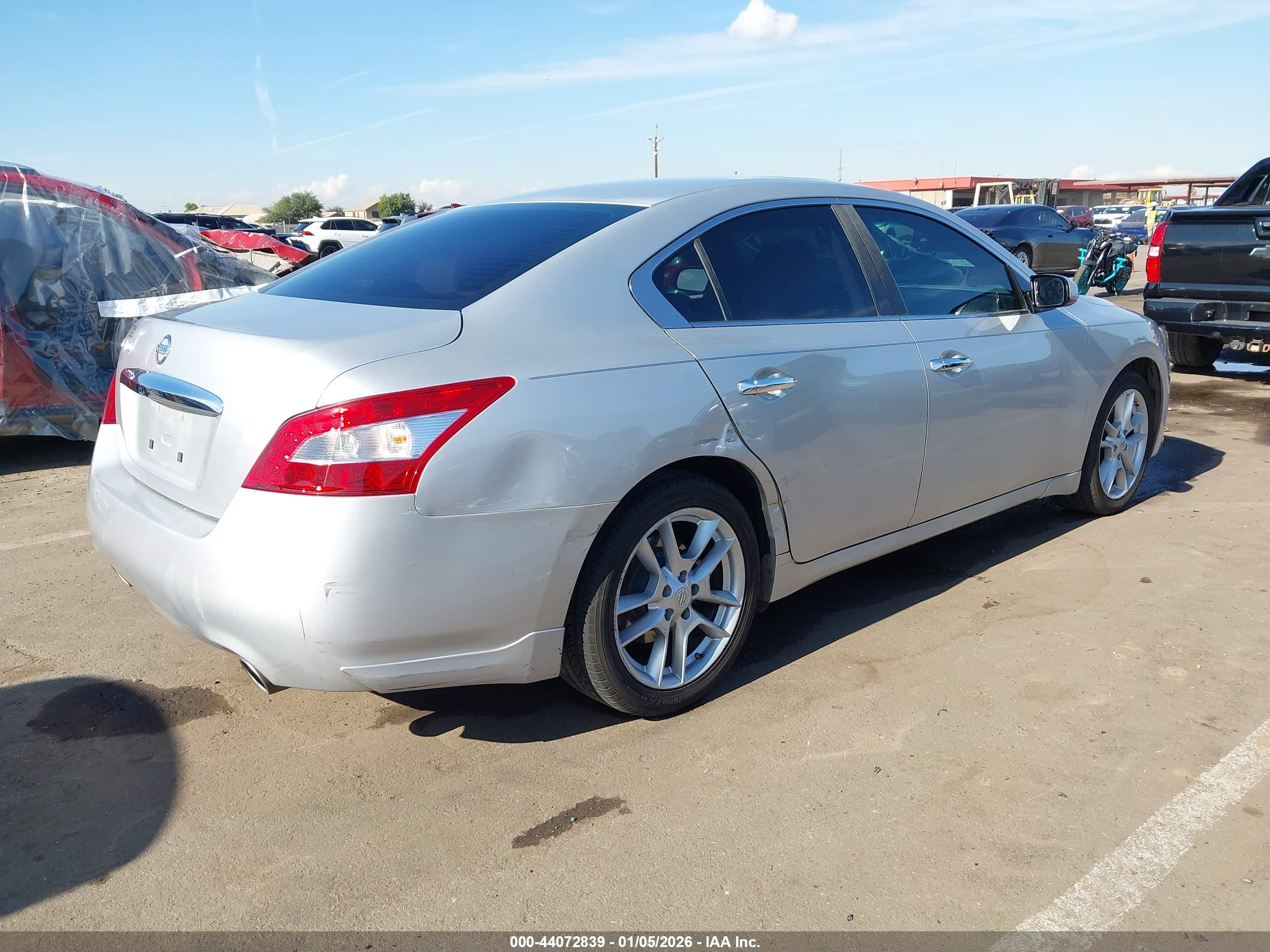 NISSAN MAXIMA image 4