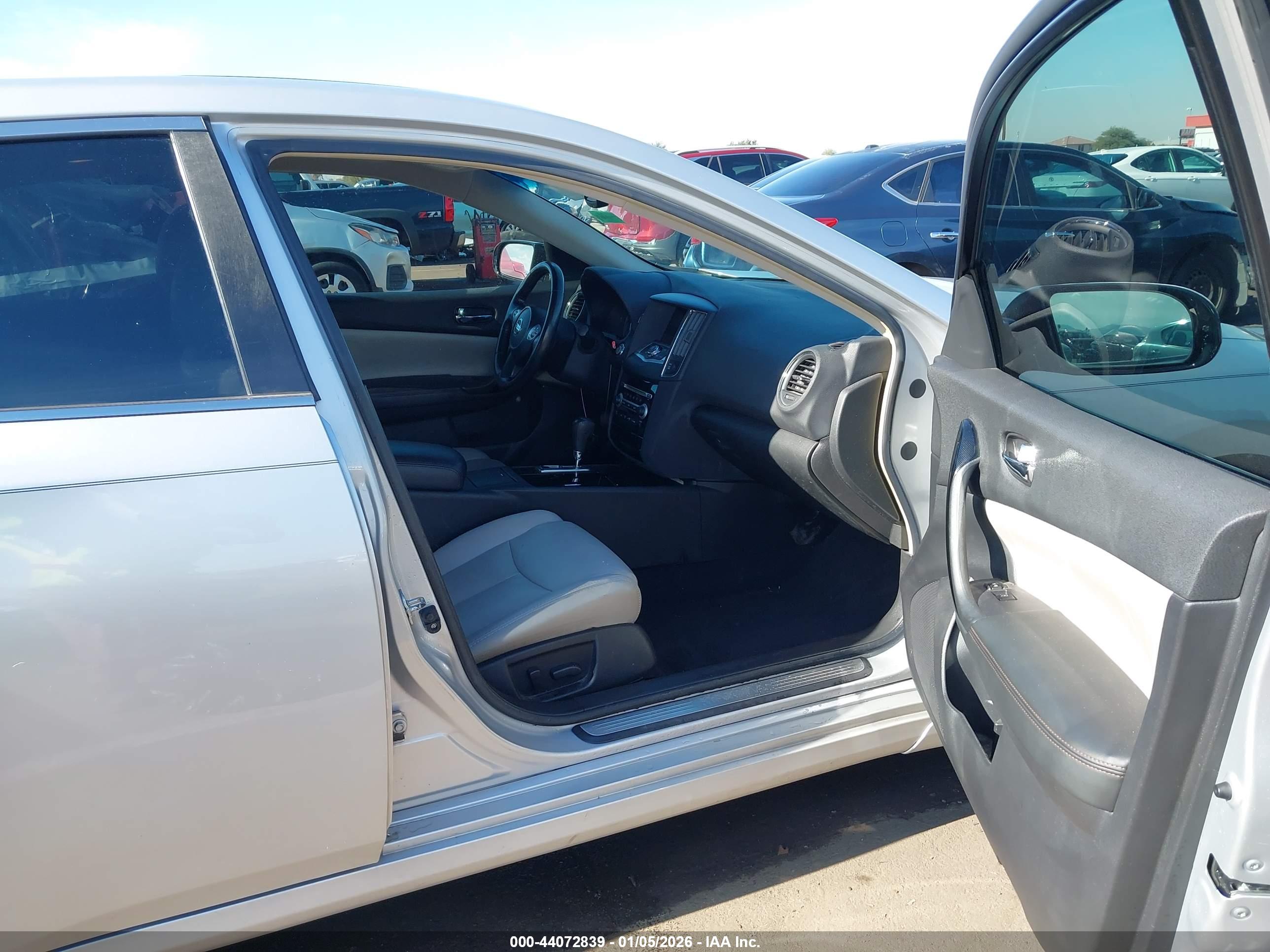 NISSAN MAXIMA image 5