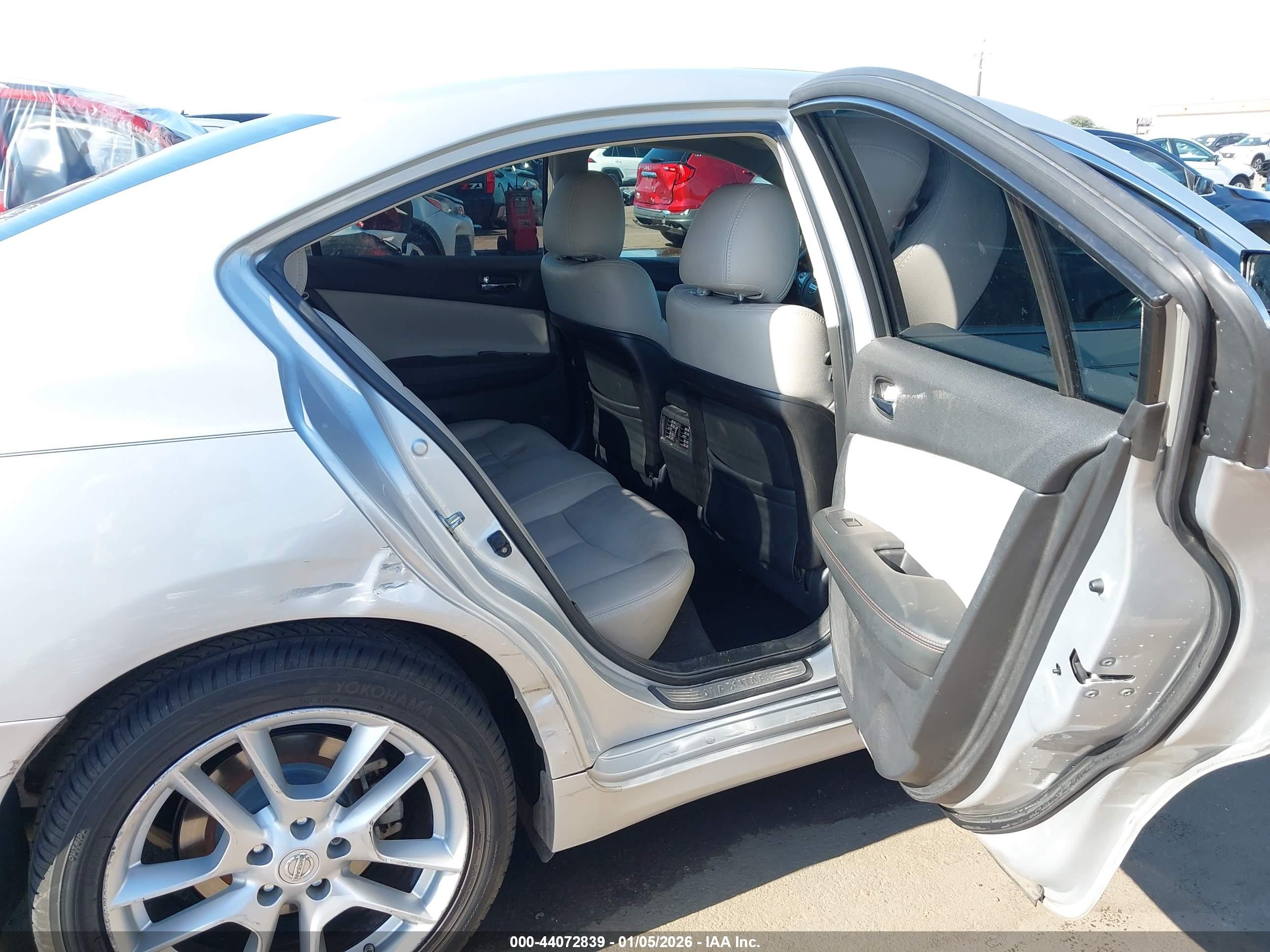 NISSAN MAXIMA image 8