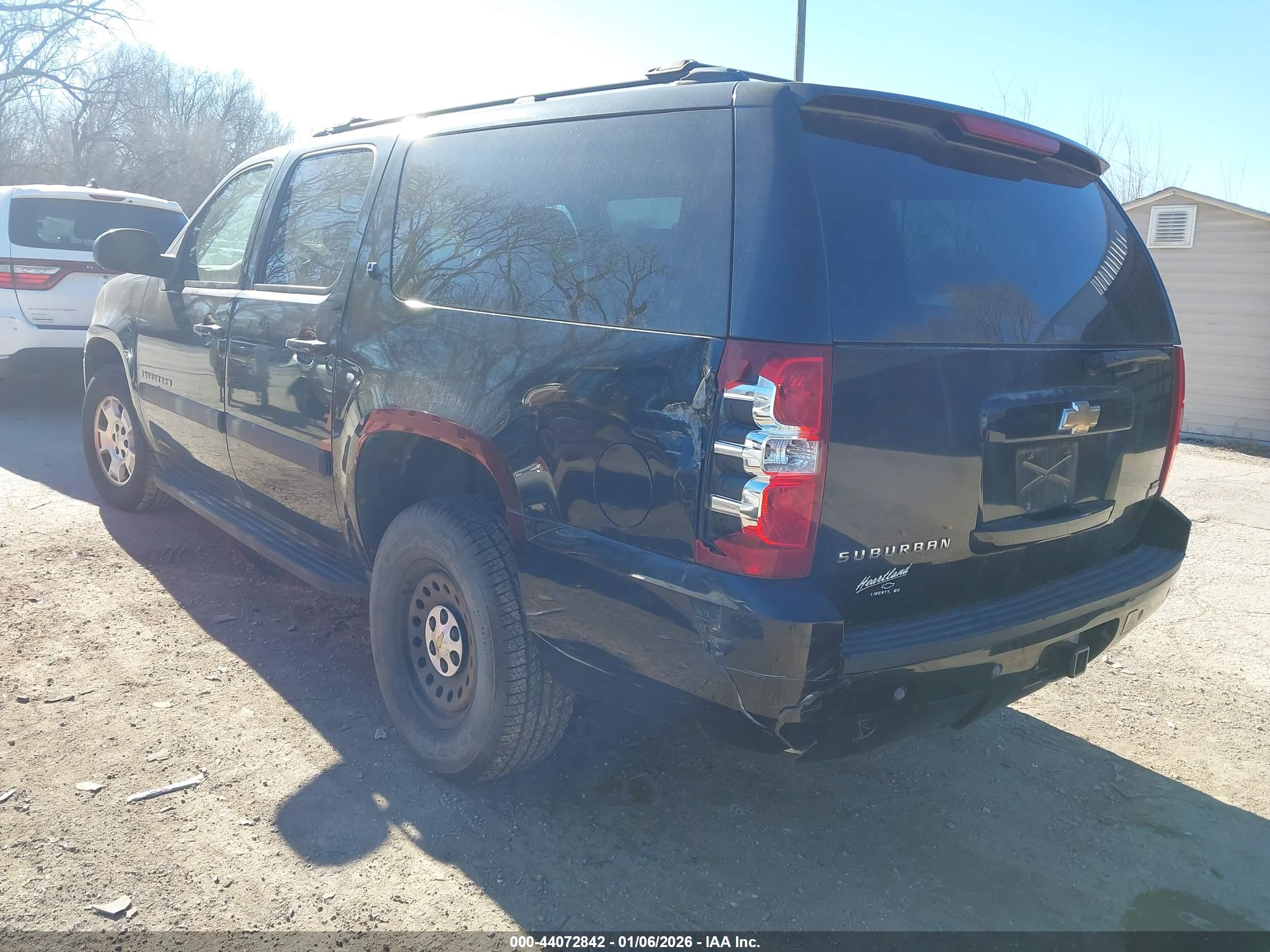 CHEVROLET SUBURBAN image 3