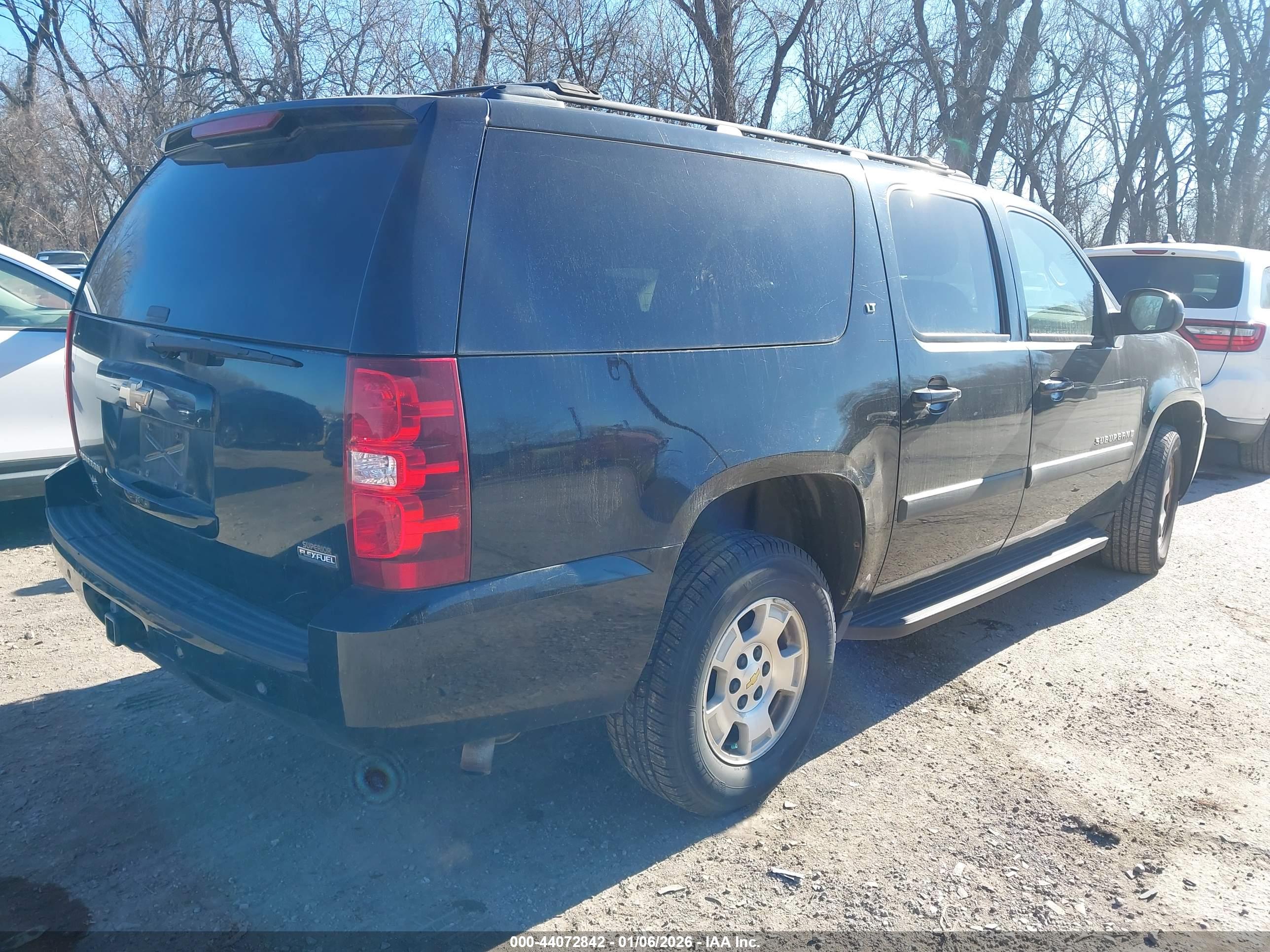 CHEVROLET SUBURBAN image 4