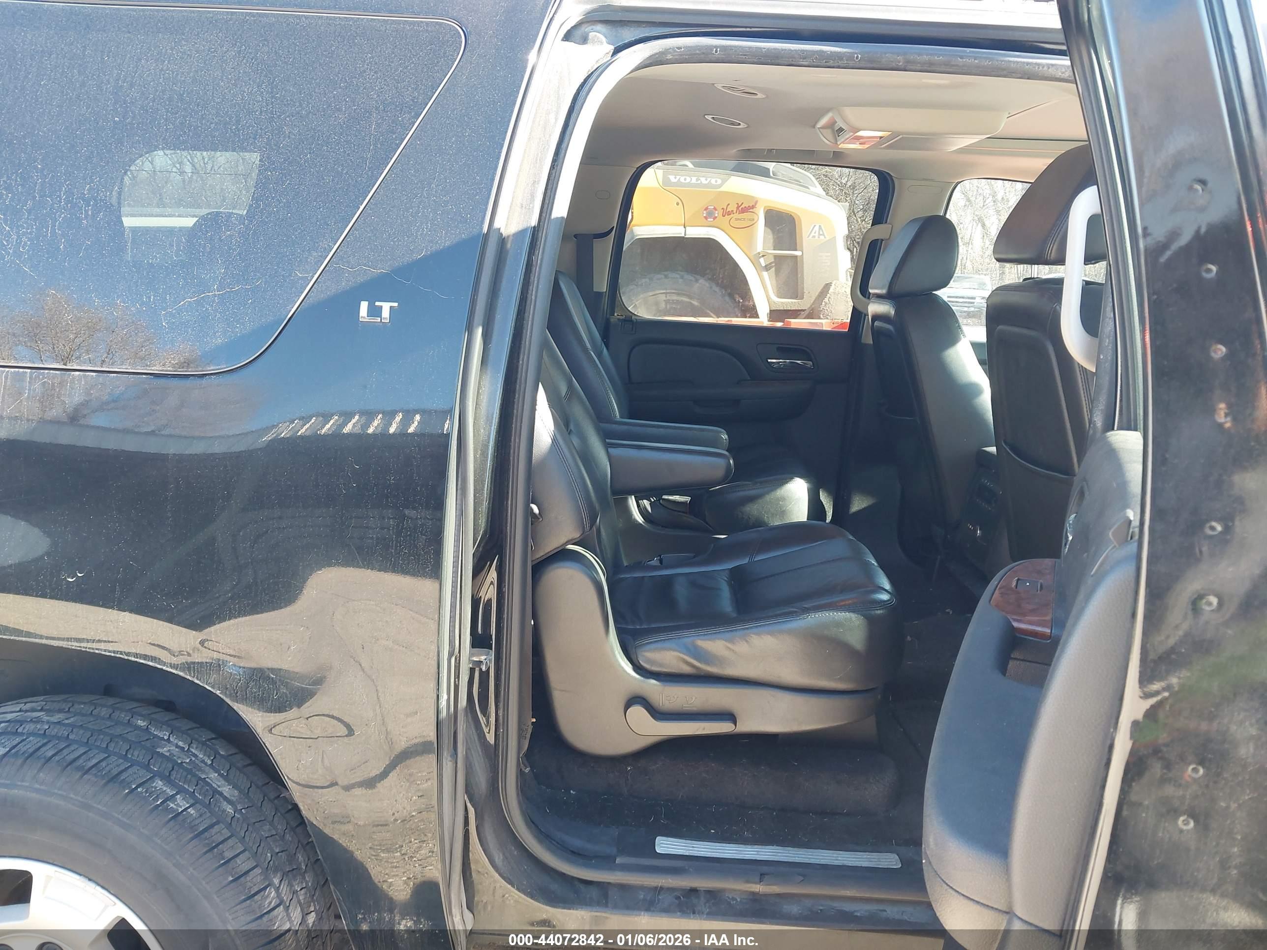 CHEVROLET SUBURBAN image 8