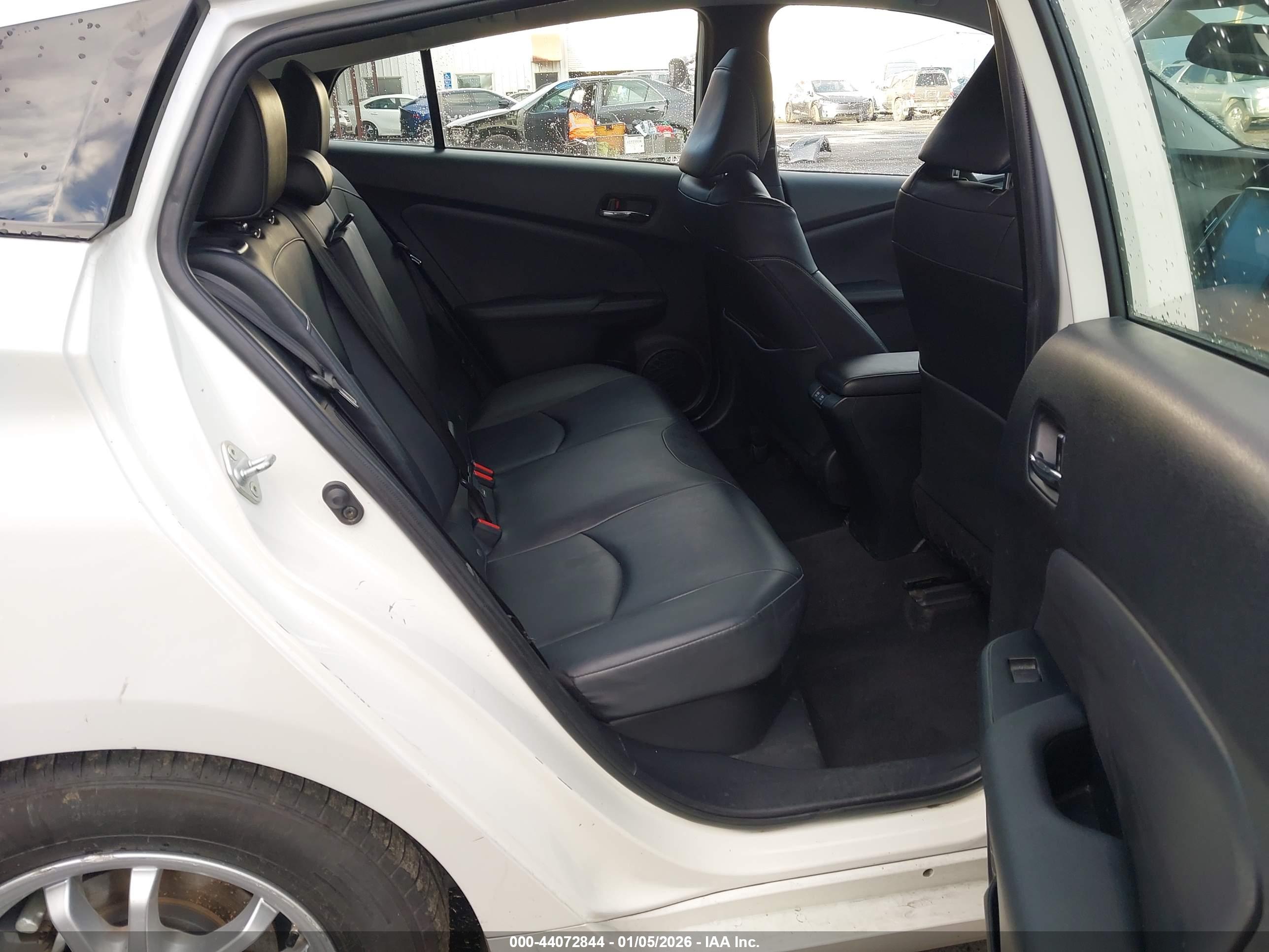 TOYOTA PRIUS image 8
