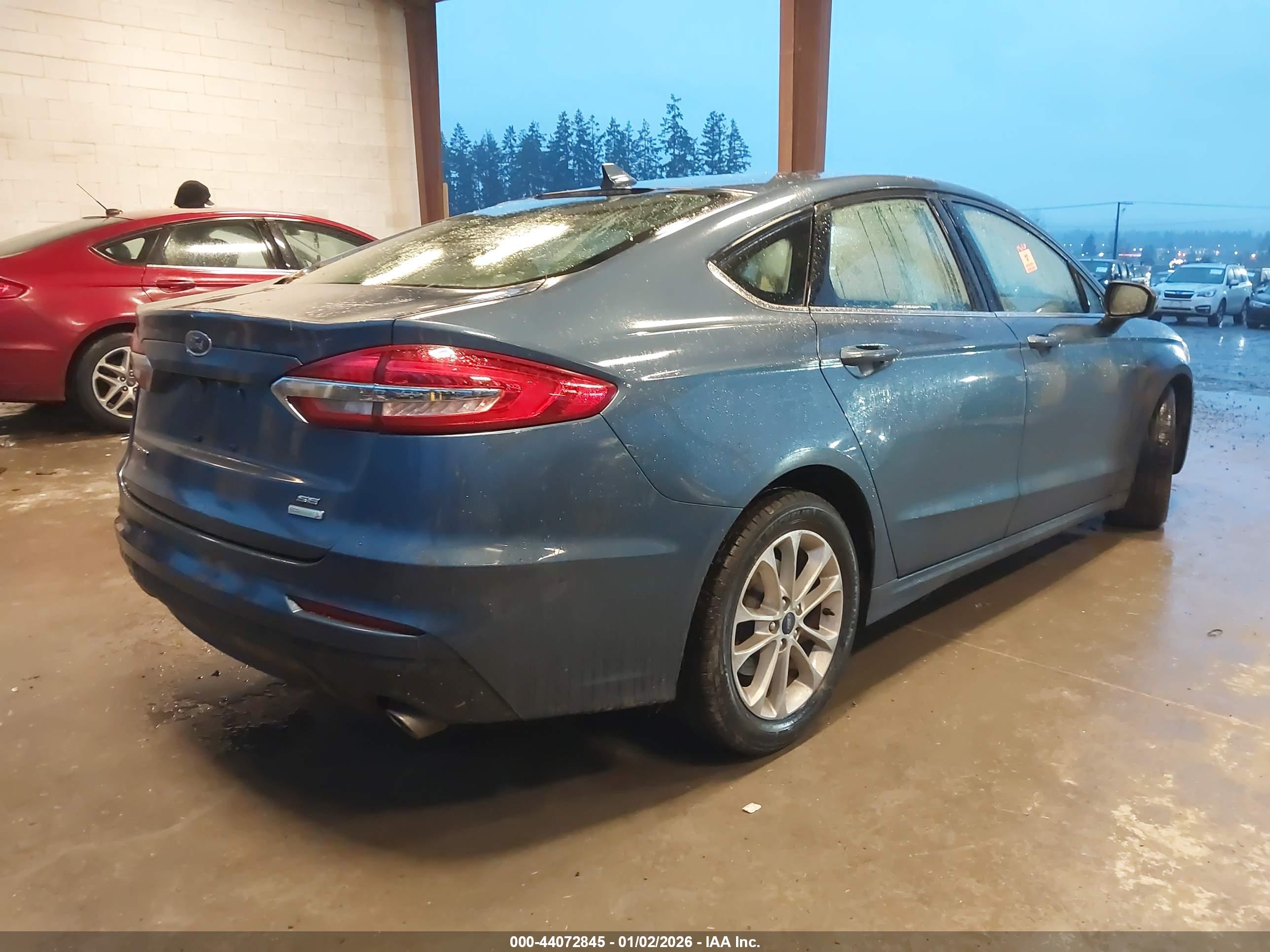 FORD FUSION image 4