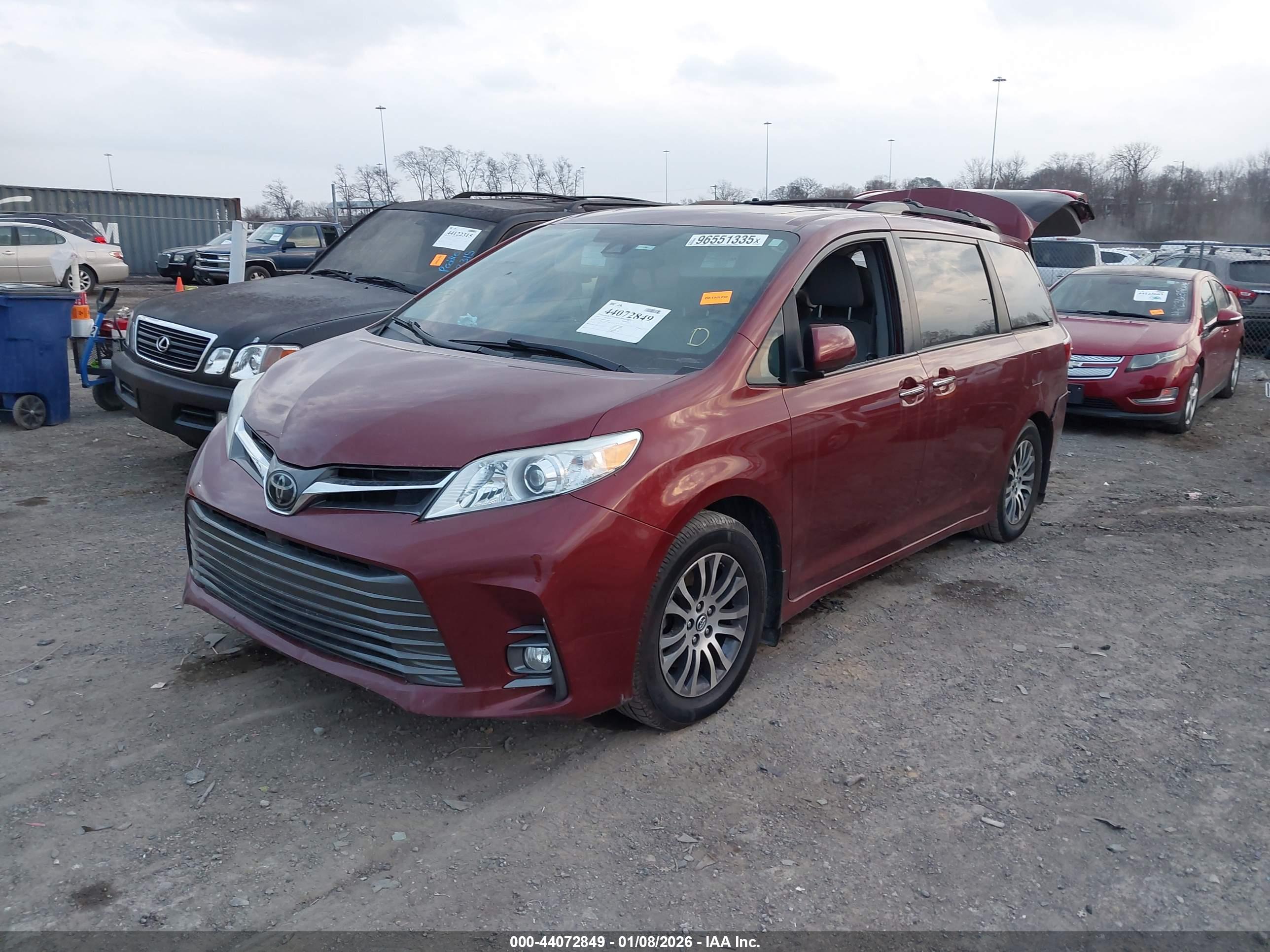 TOYOTA SIENNA image 2