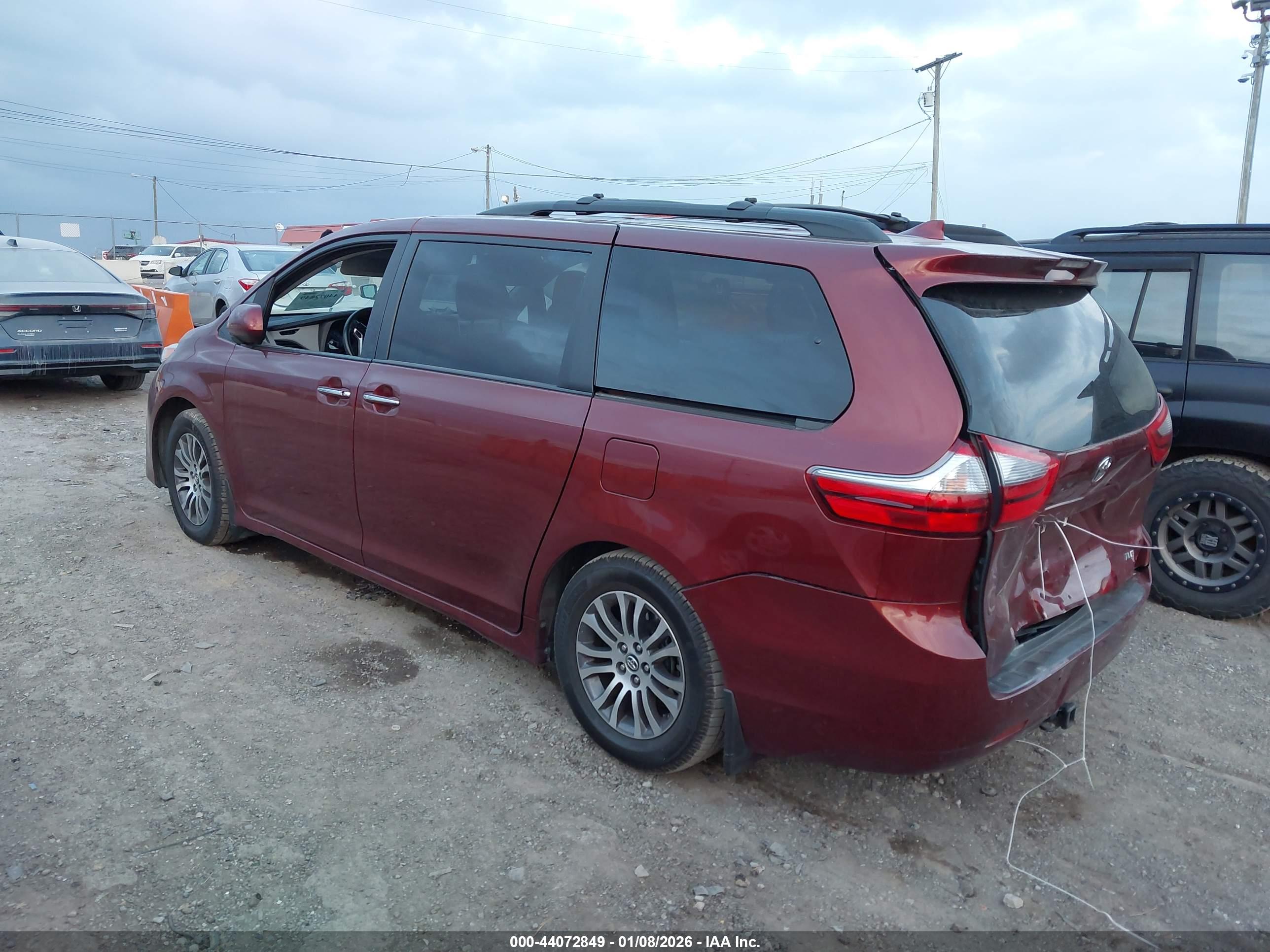 TOYOTA SIENNA image 3