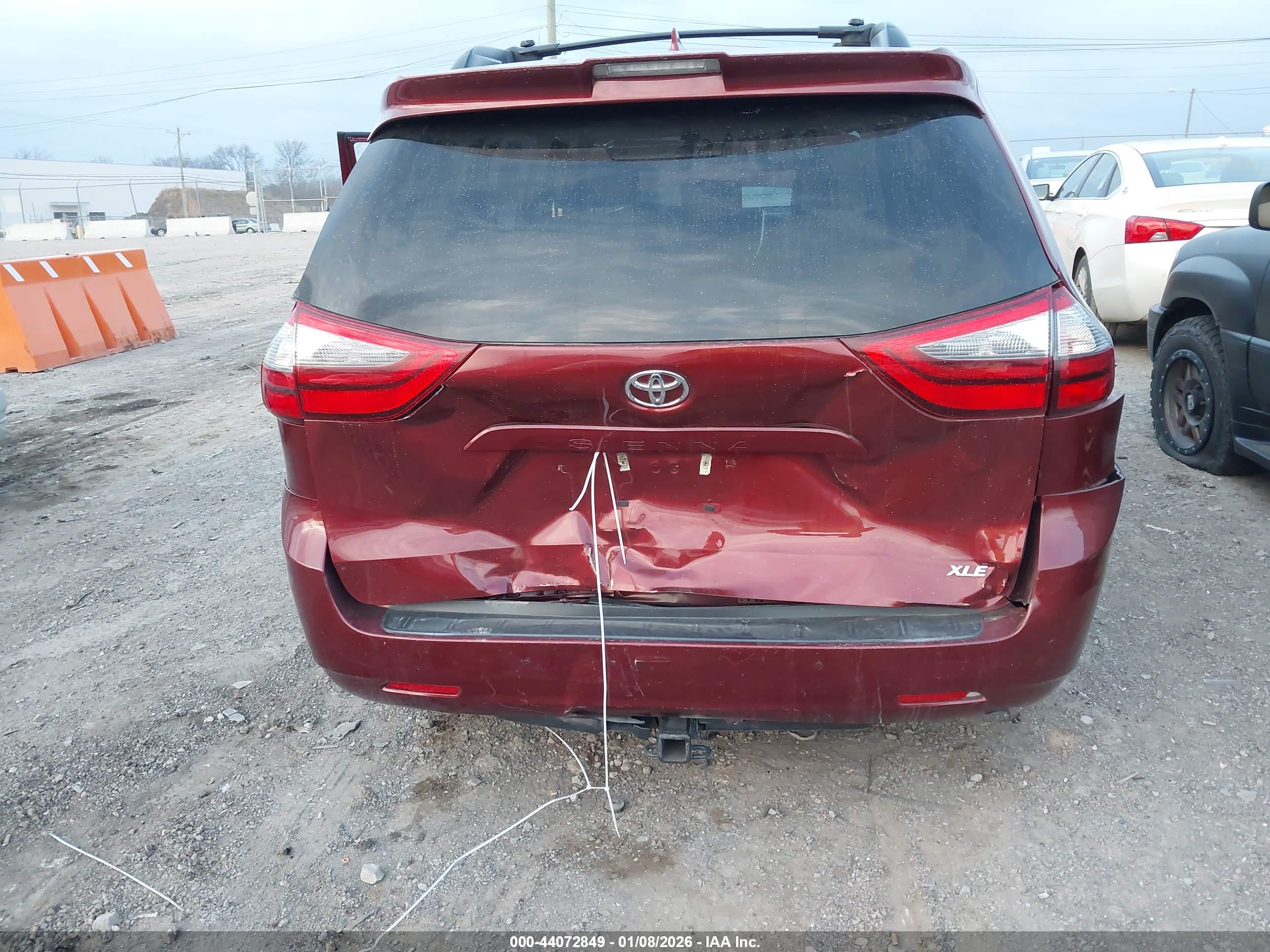TOYOTA SIENNA image 6