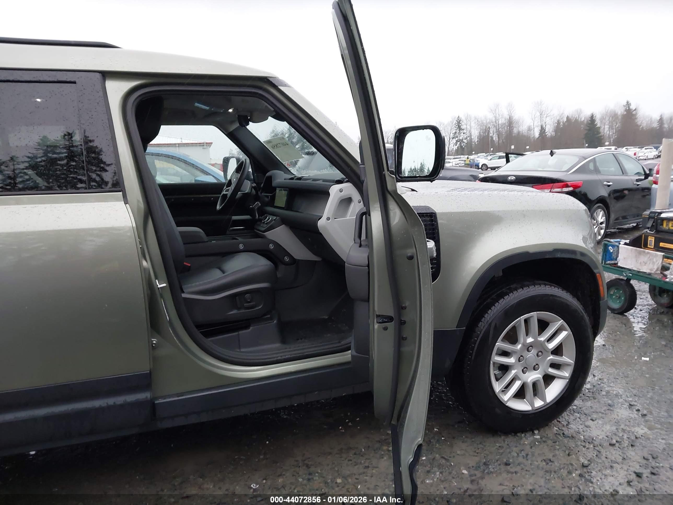 LAND ROVER image 5