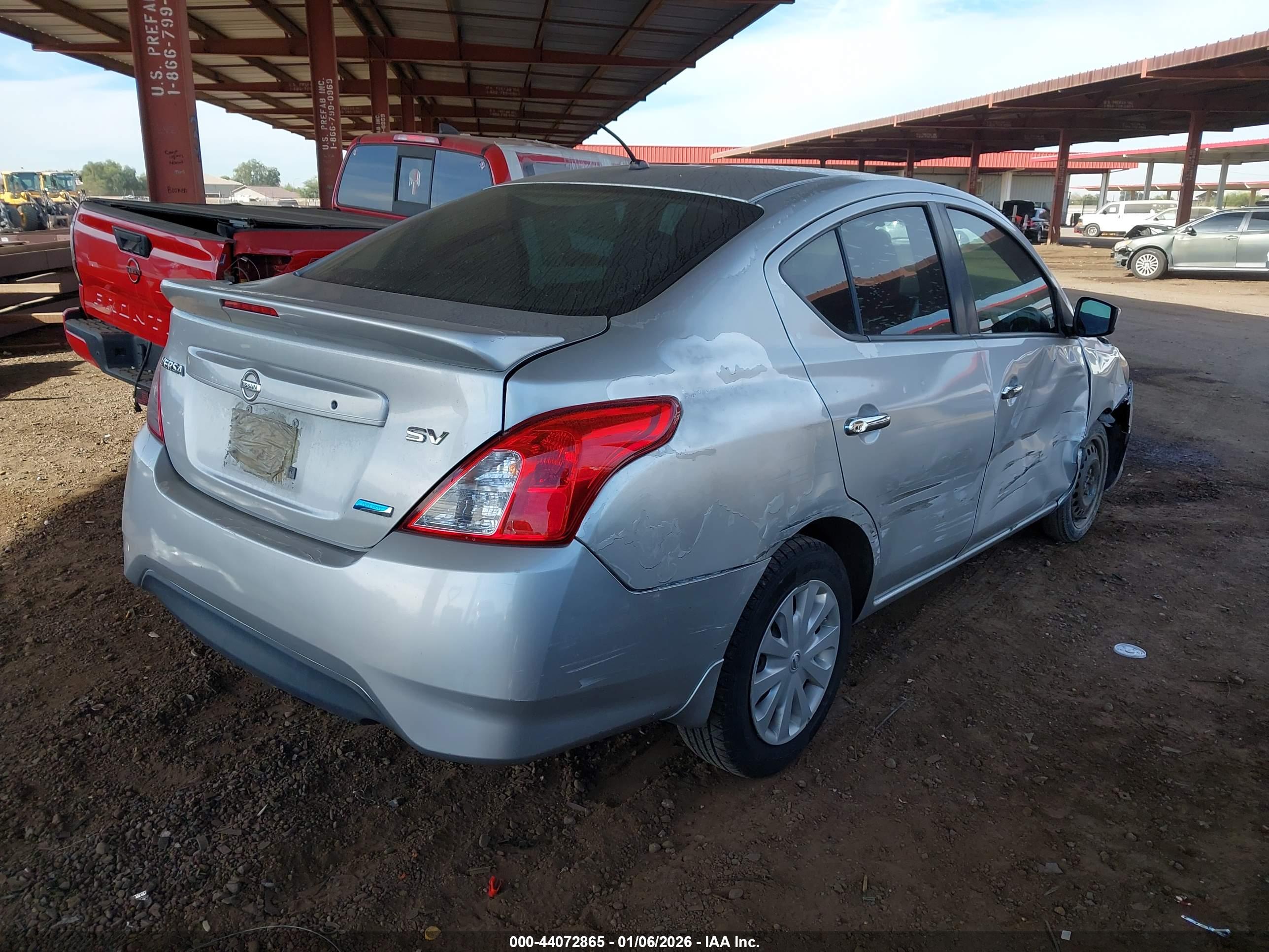 NISSAN VERSA image 4