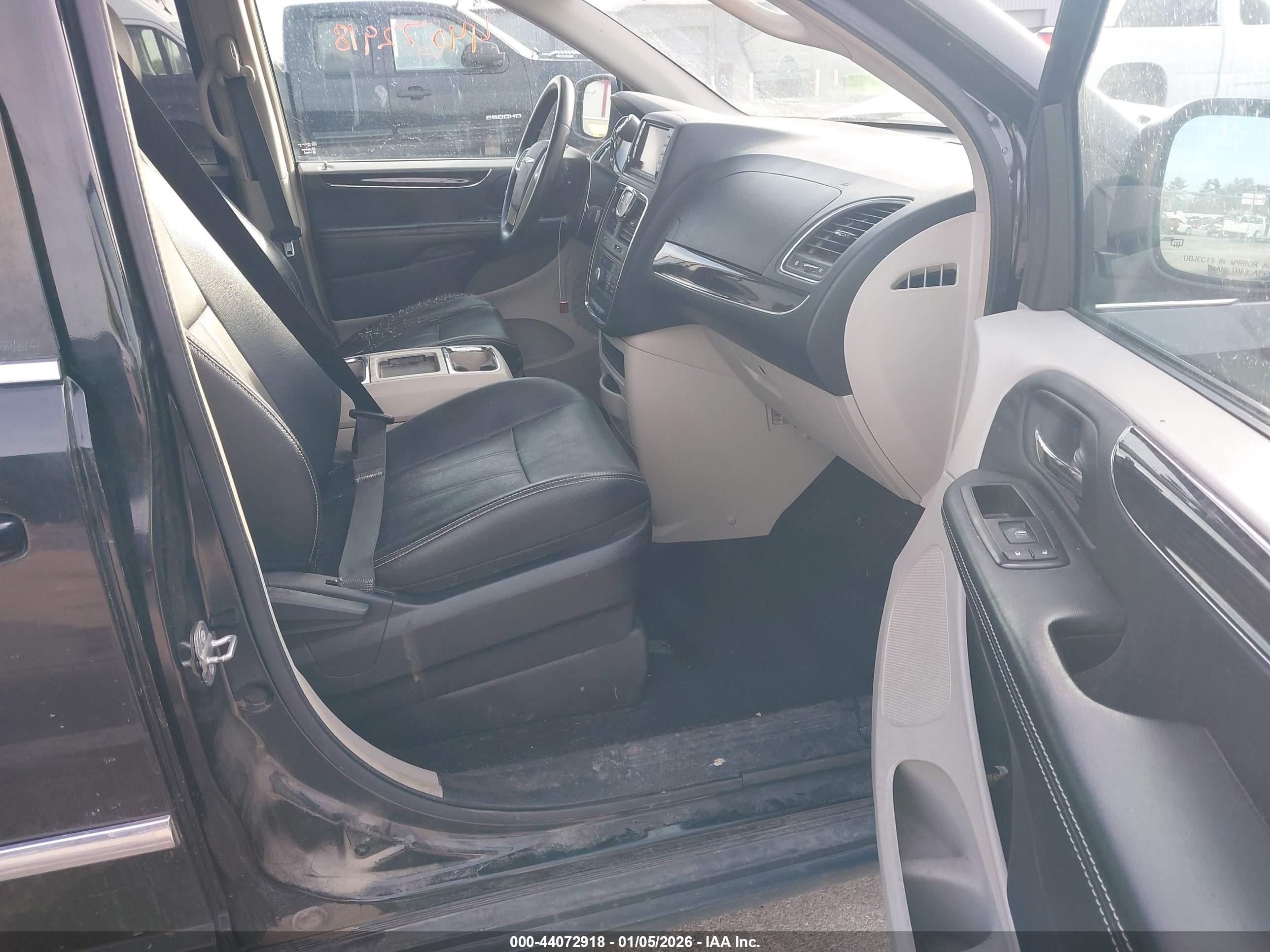 CHRYSLER TOWN image 5
