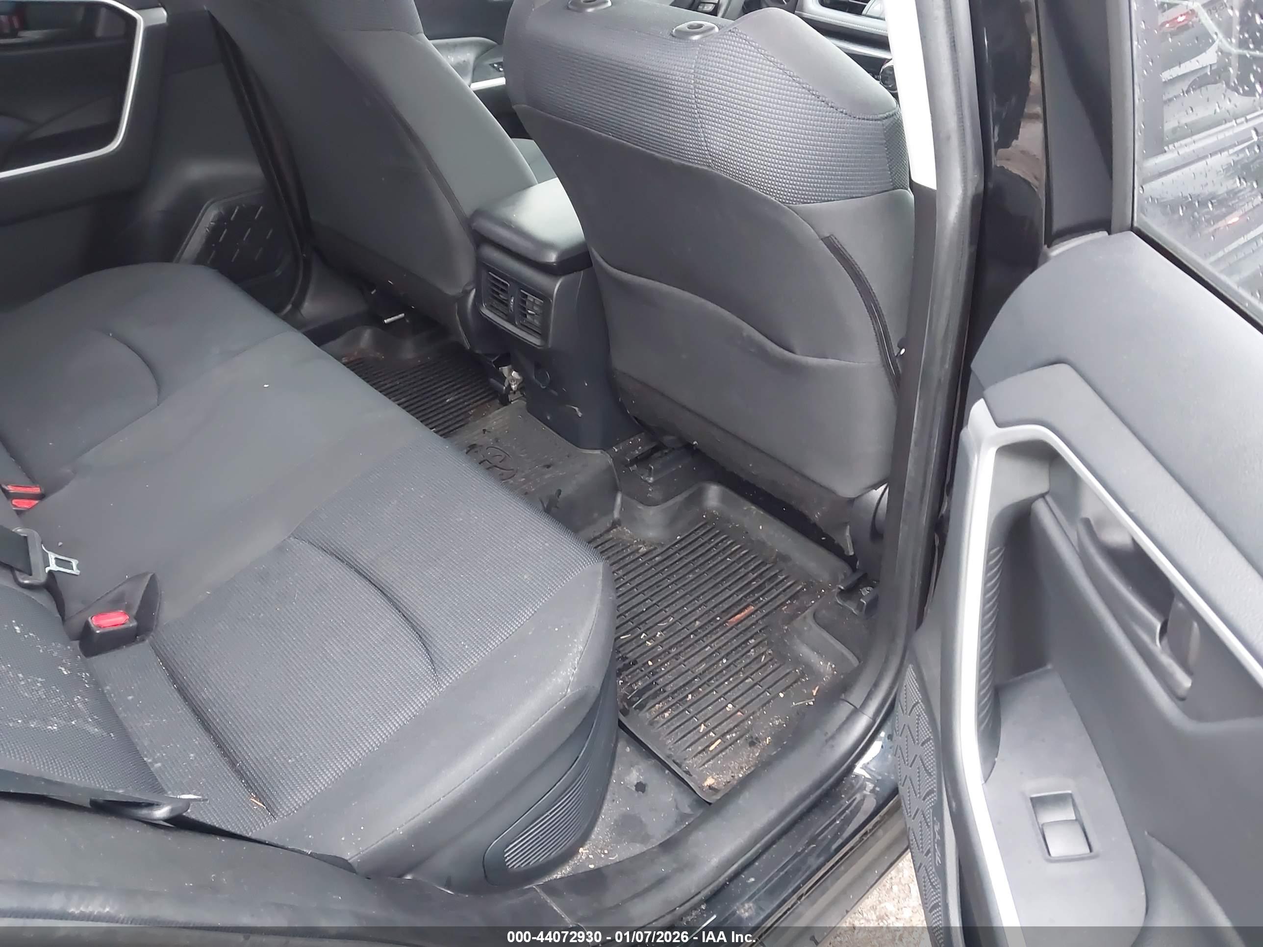TOYOTA RAV4 image 8