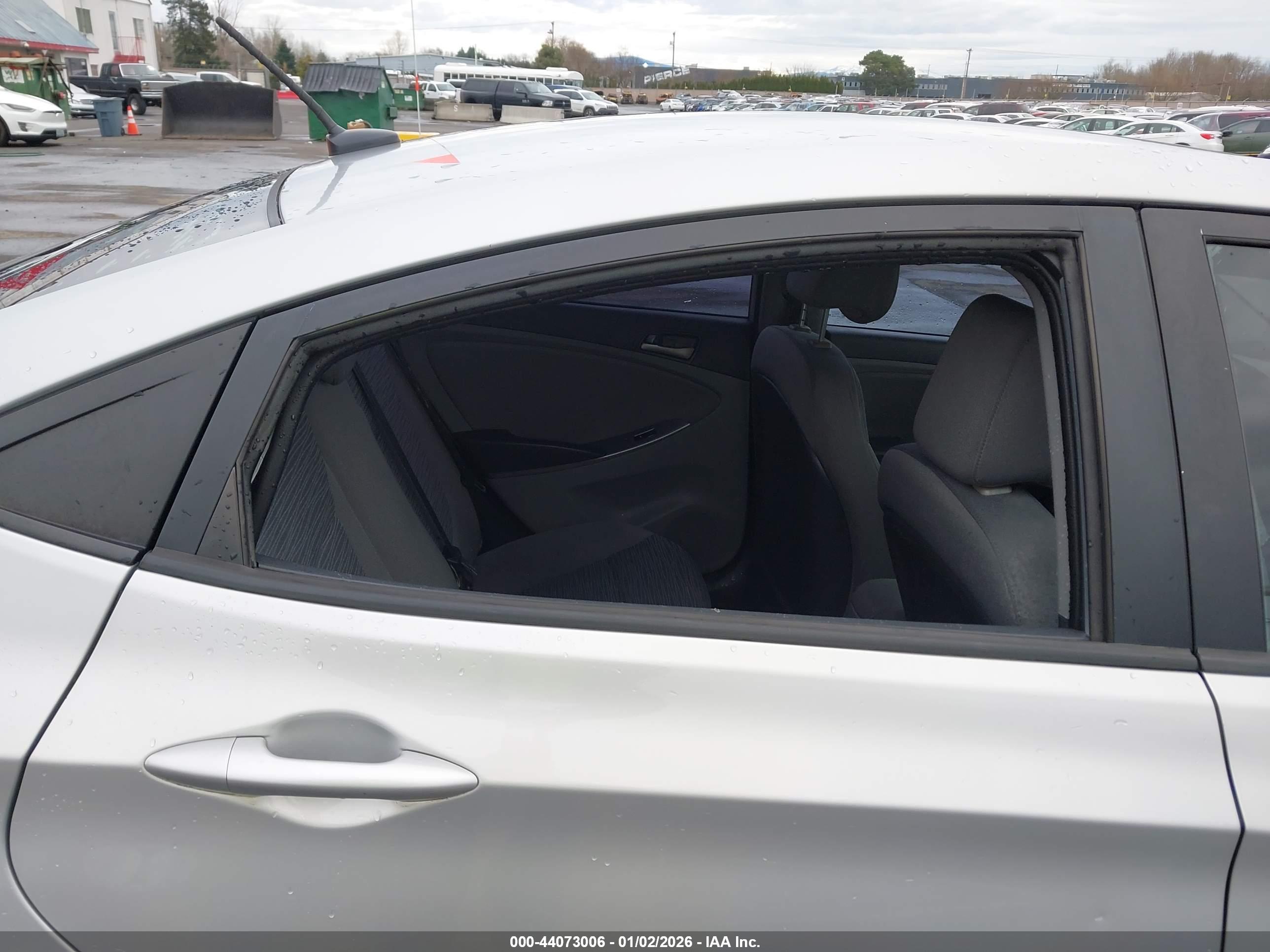 HYUNDAI ACCENT image 6
