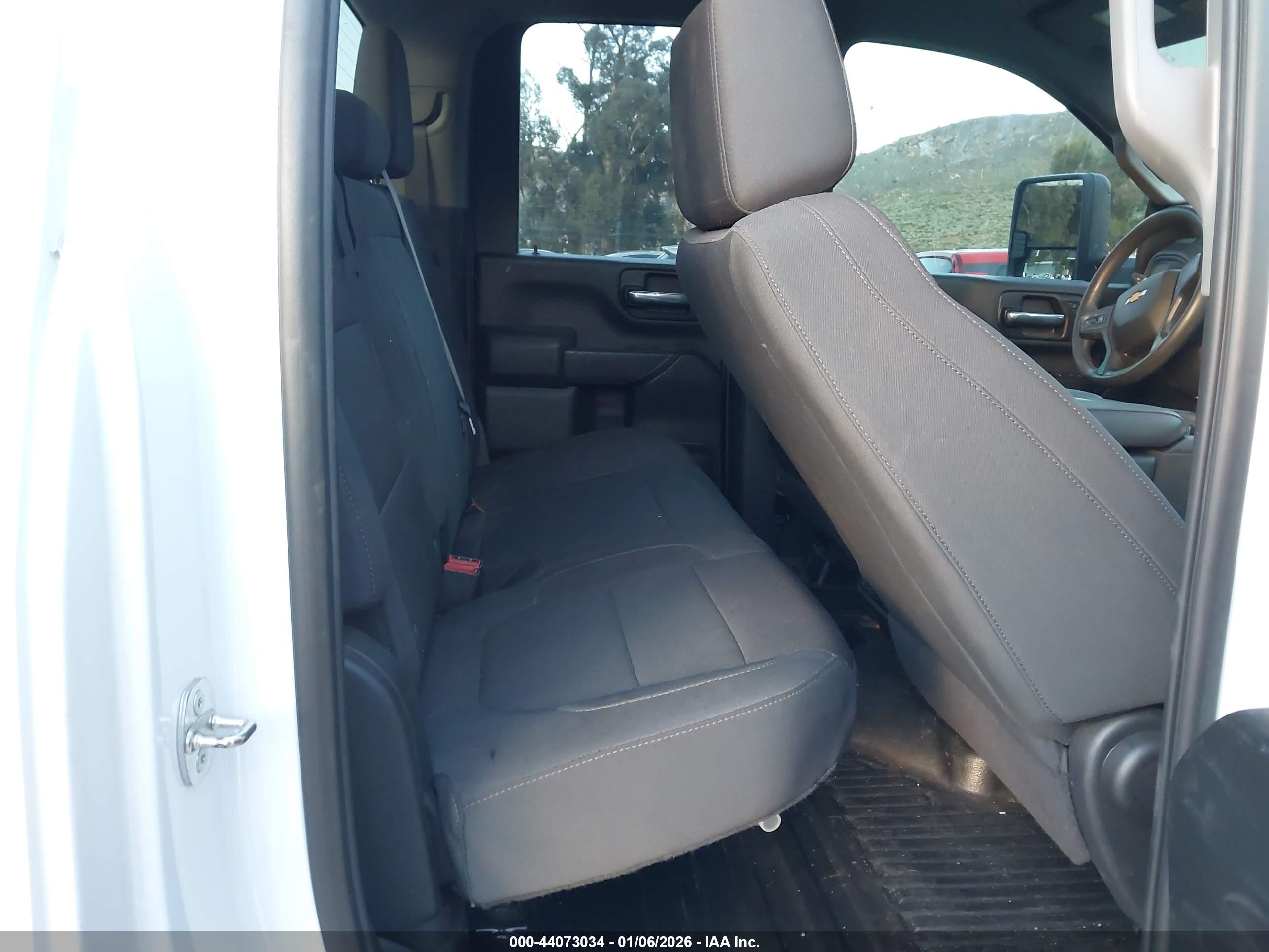 CHEVROLET SILVERADO image 8