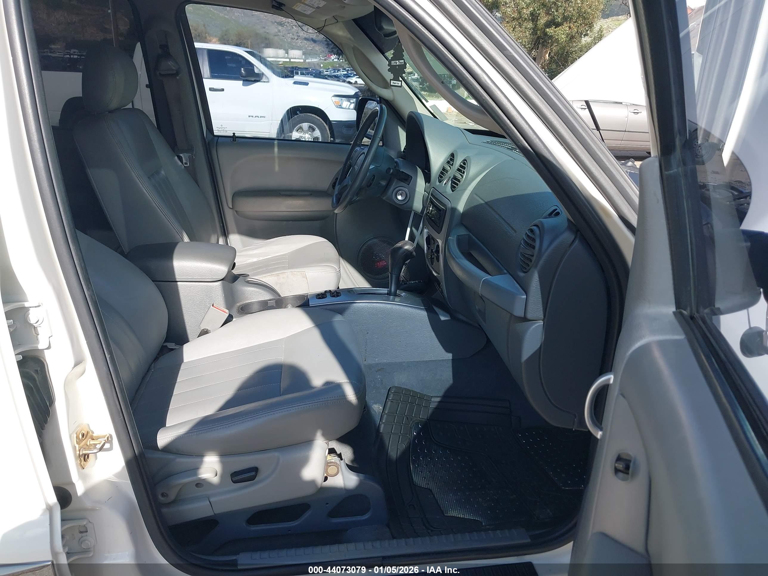 JEEP LIBERTY image 5