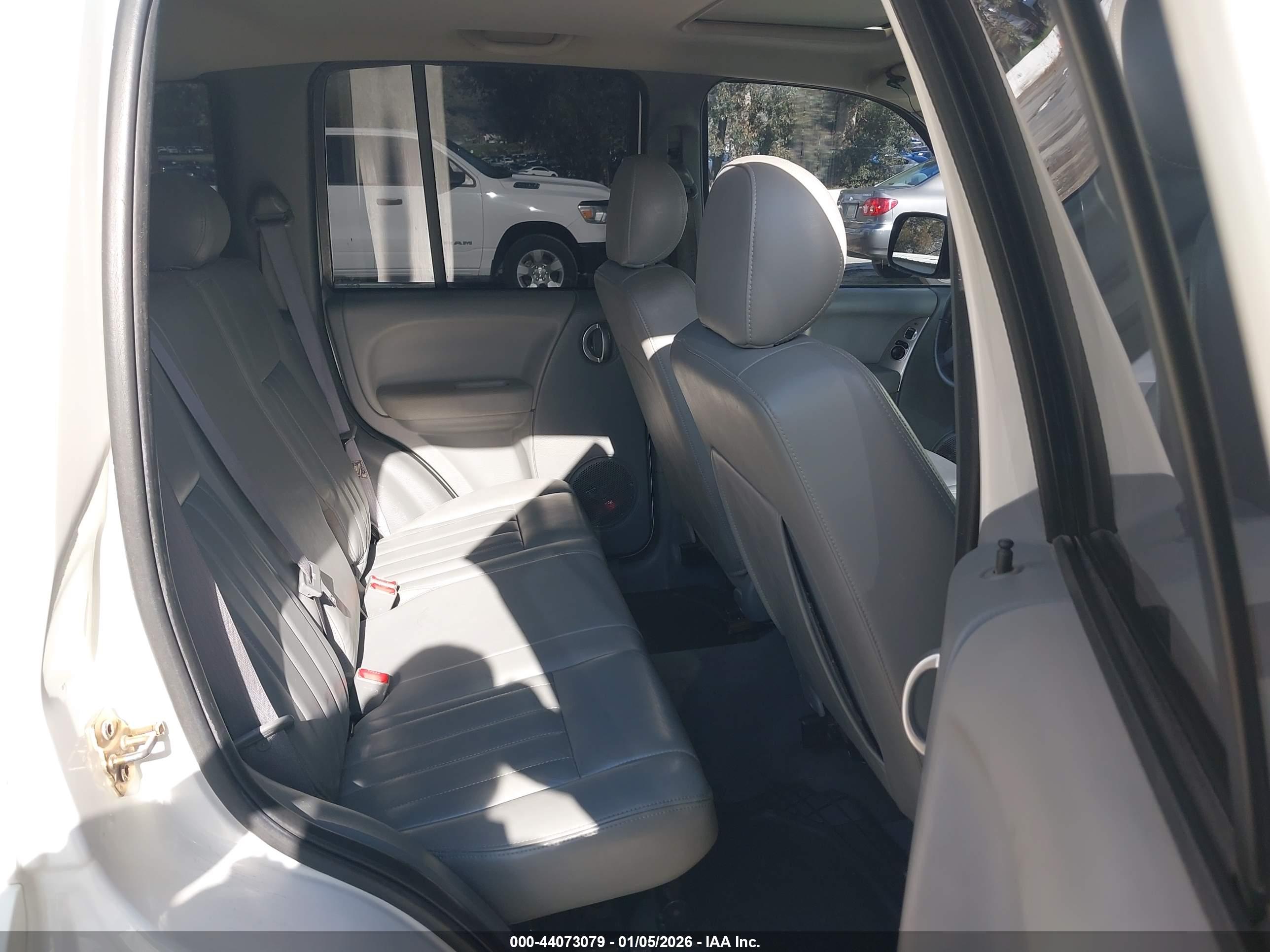 JEEP LIBERTY image 8