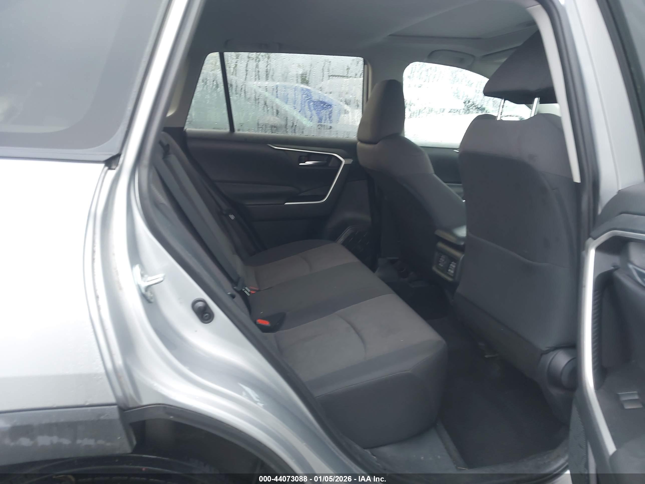 TOYOTA RAV4 image 8