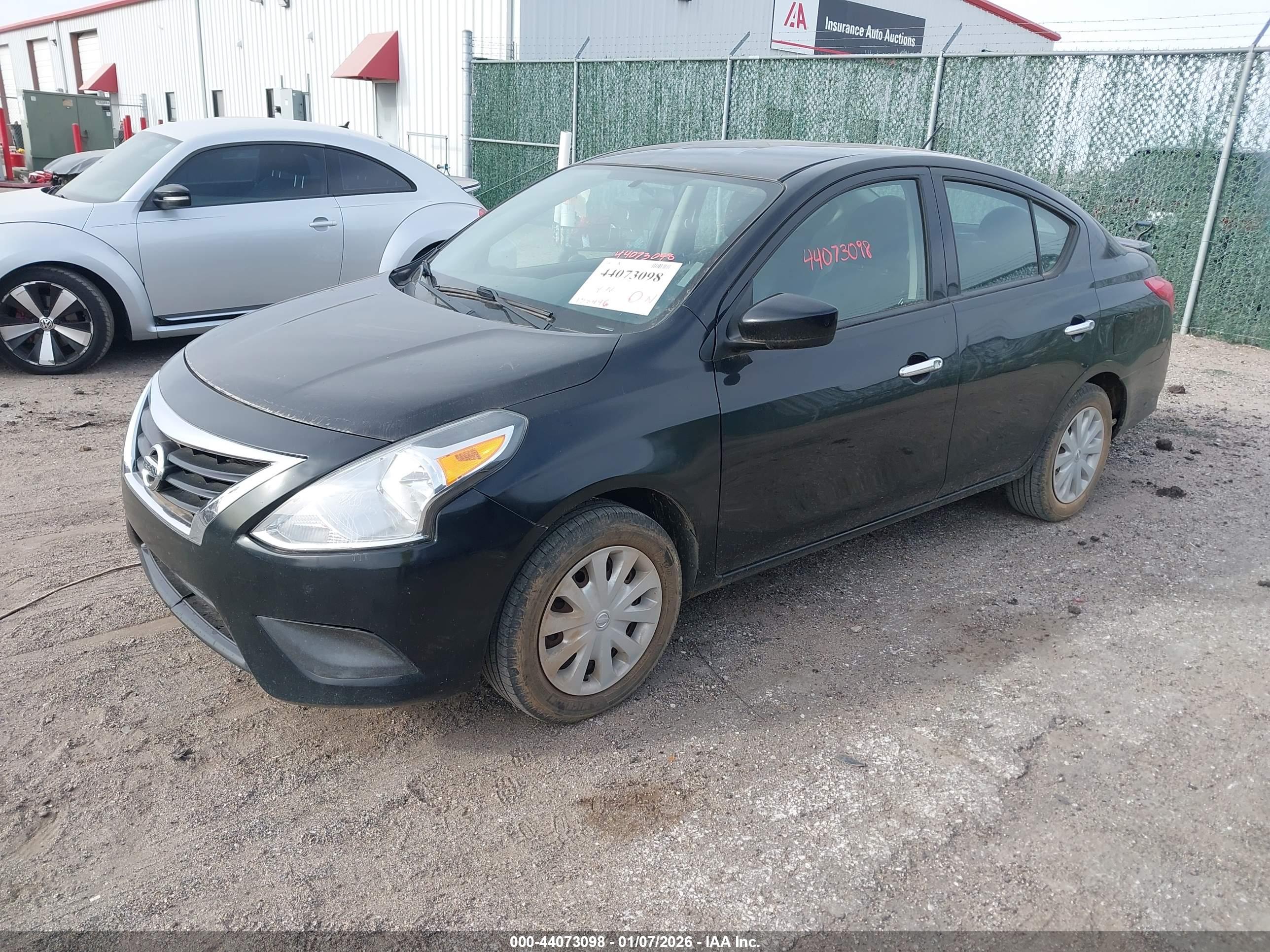 NISSAN VERSA image 2