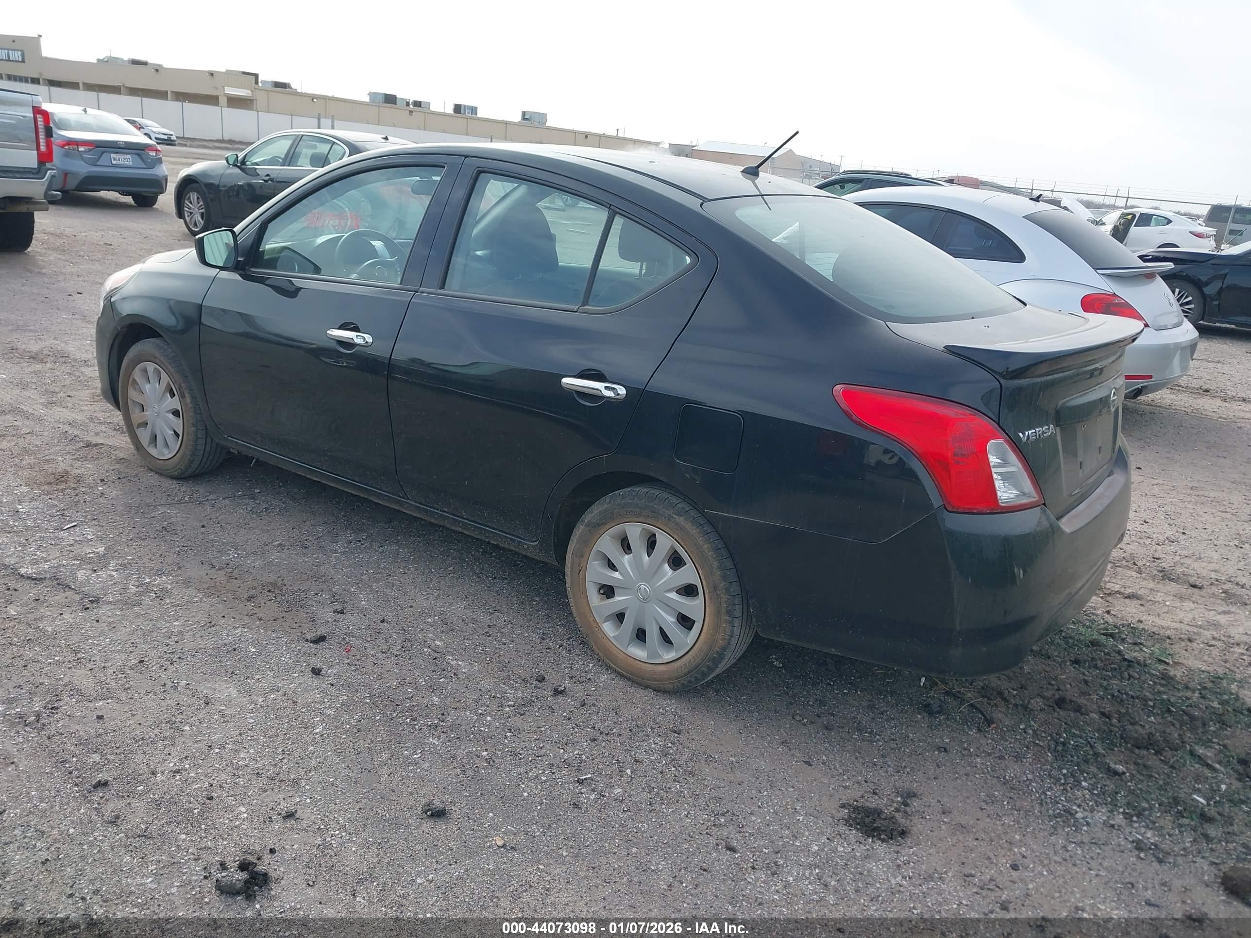 NISSAN VERSA image 3
