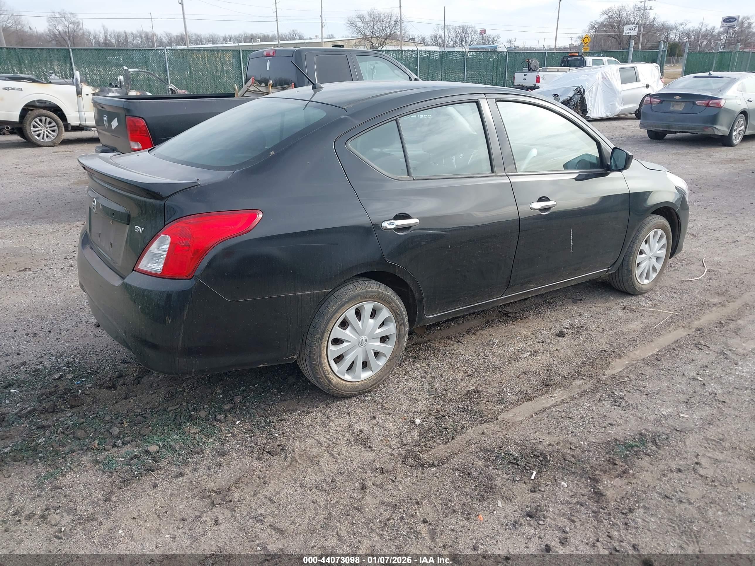 NISSAN VERSA image 4