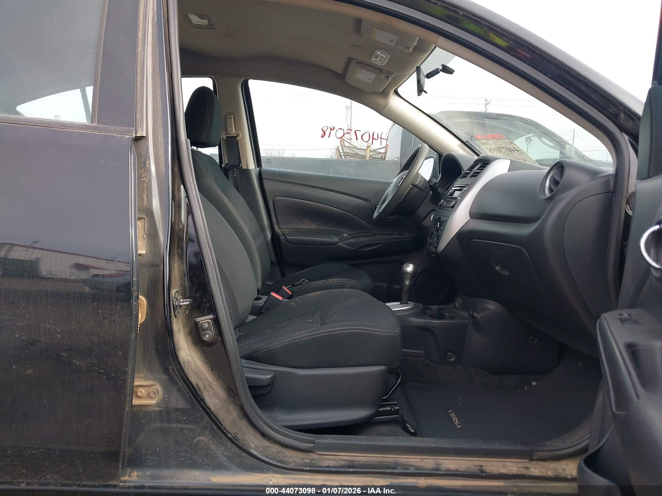 NISSAN VERSA image 5