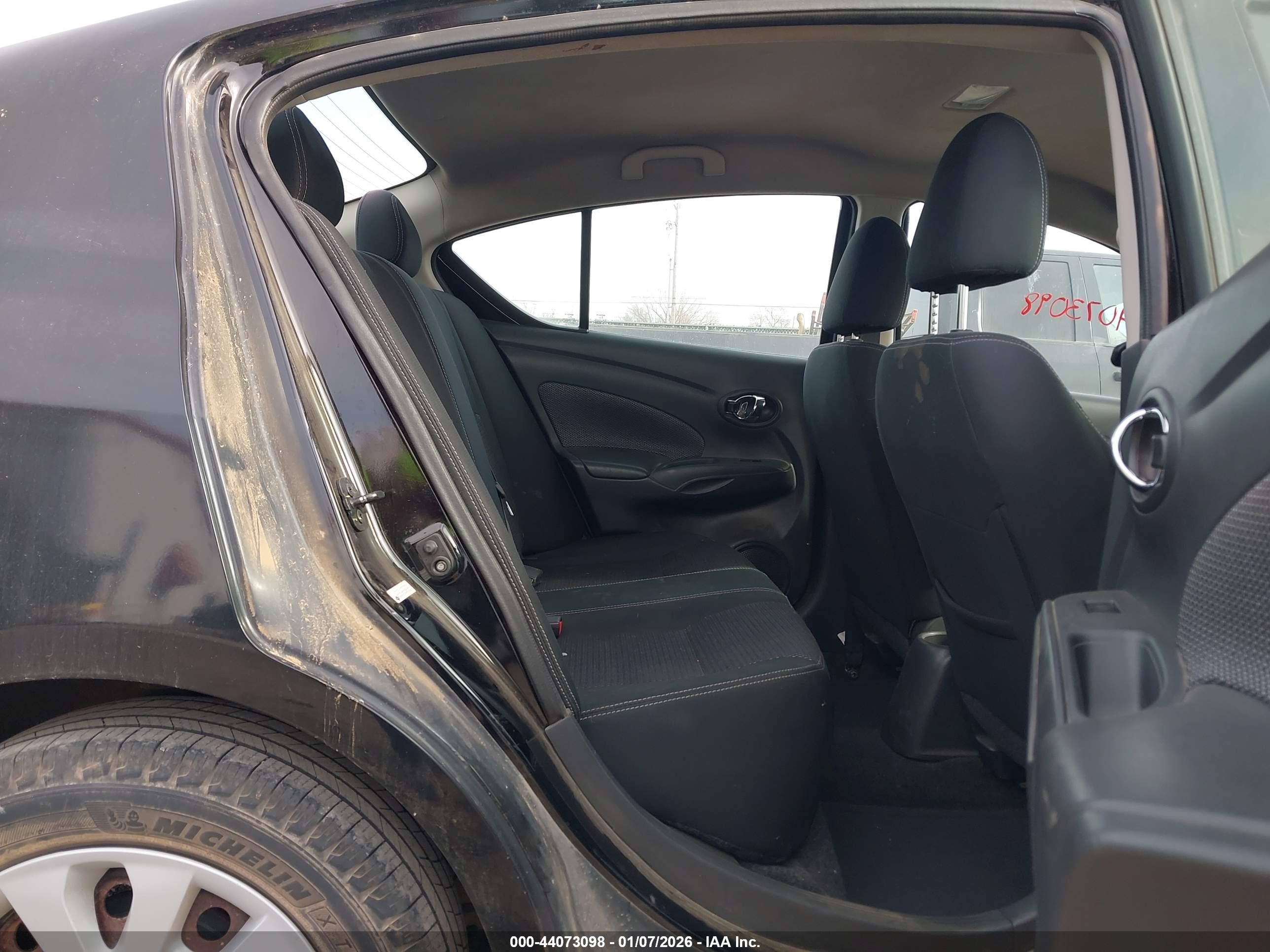 NISSAN VERSA image 8