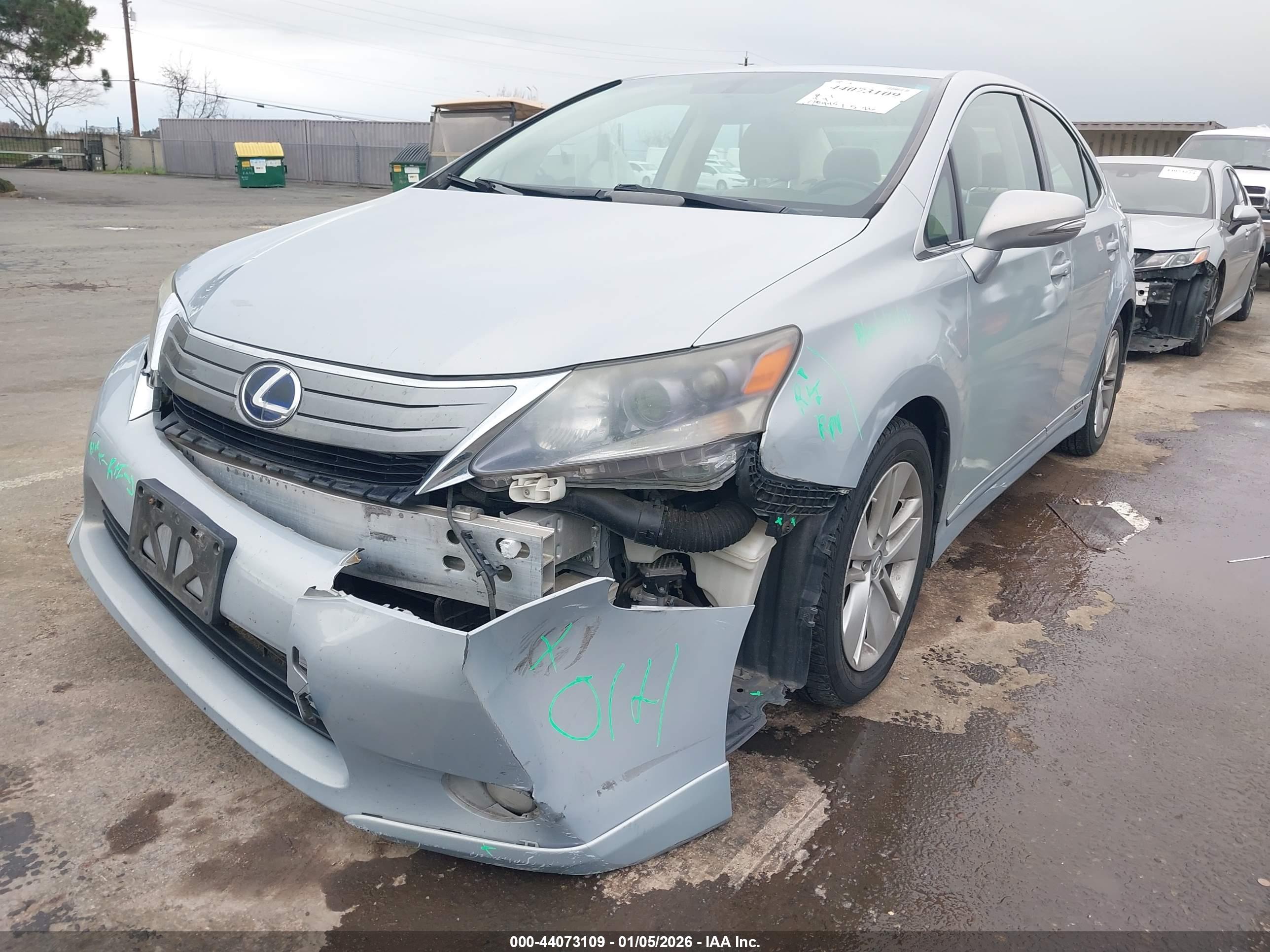 LEXUS HS image 6