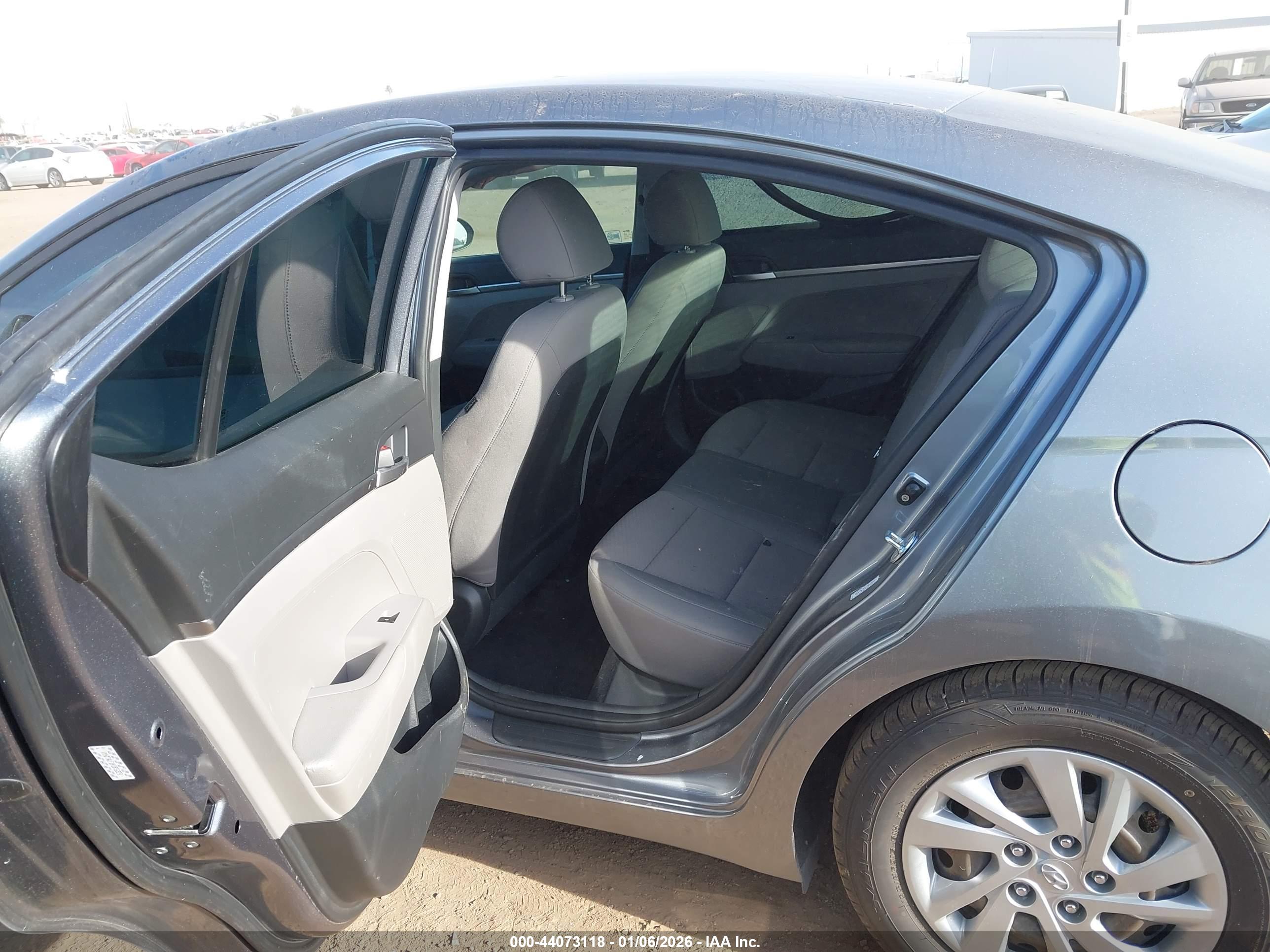 HYUNDAI ELANTRA image 8