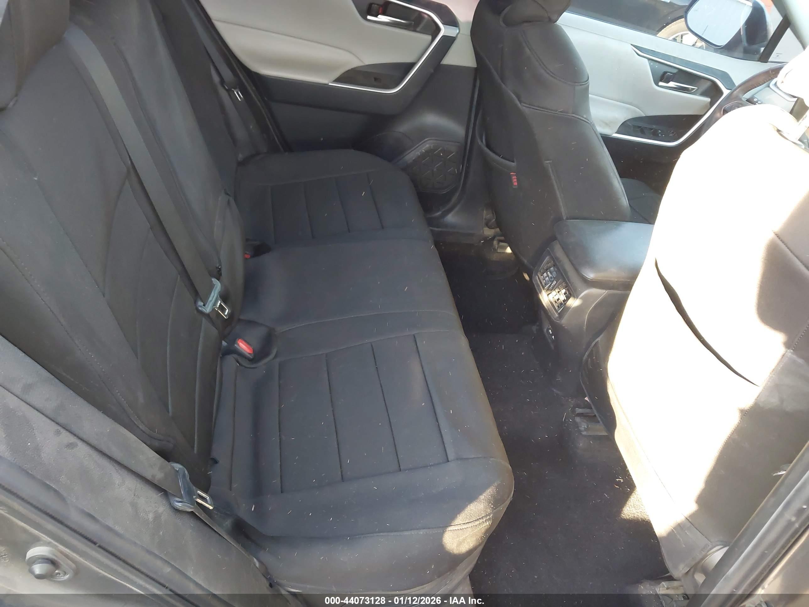 TOYOTA RAV4 image 8