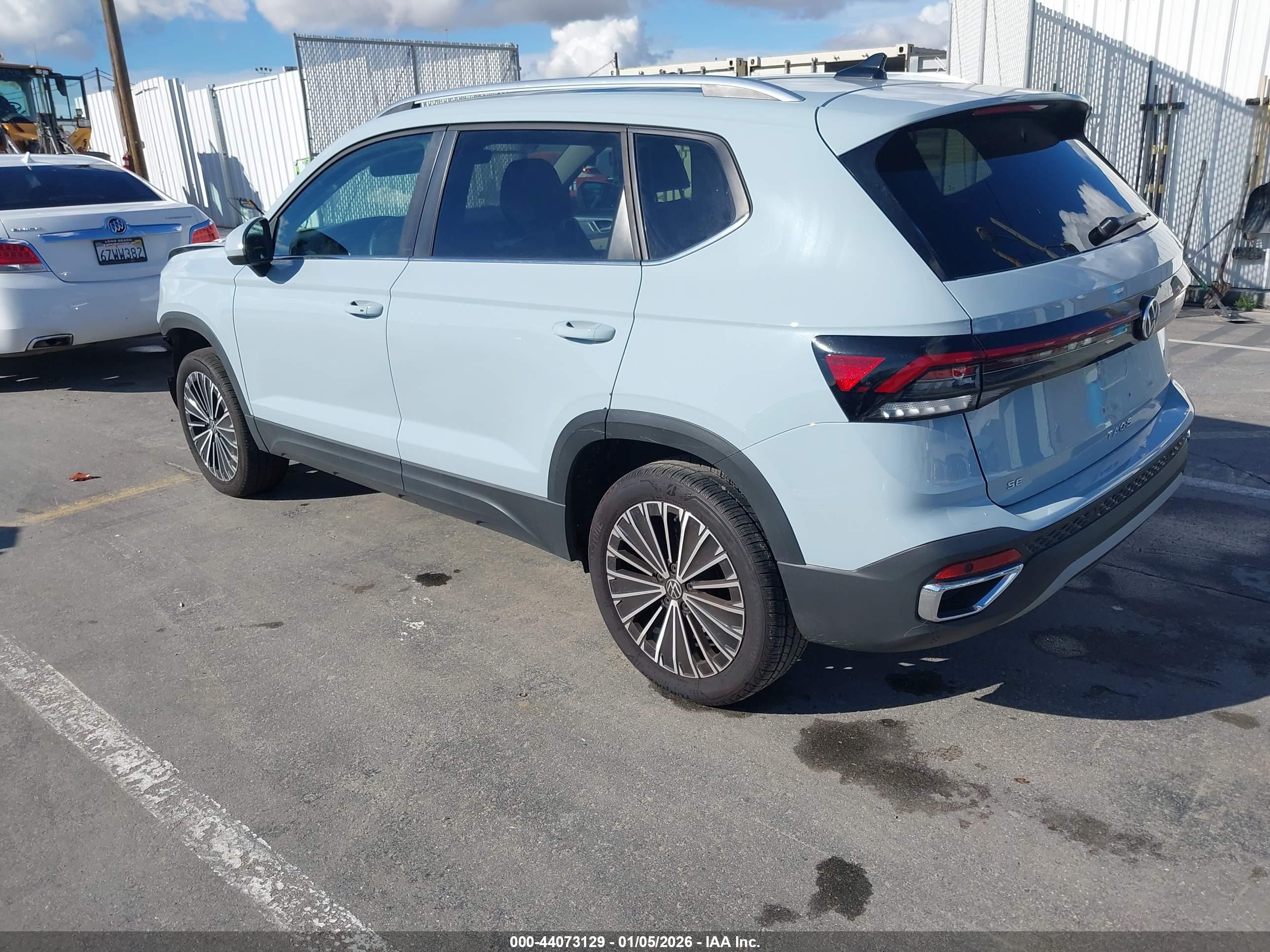 VOLKSWAGEN TAOS image 3