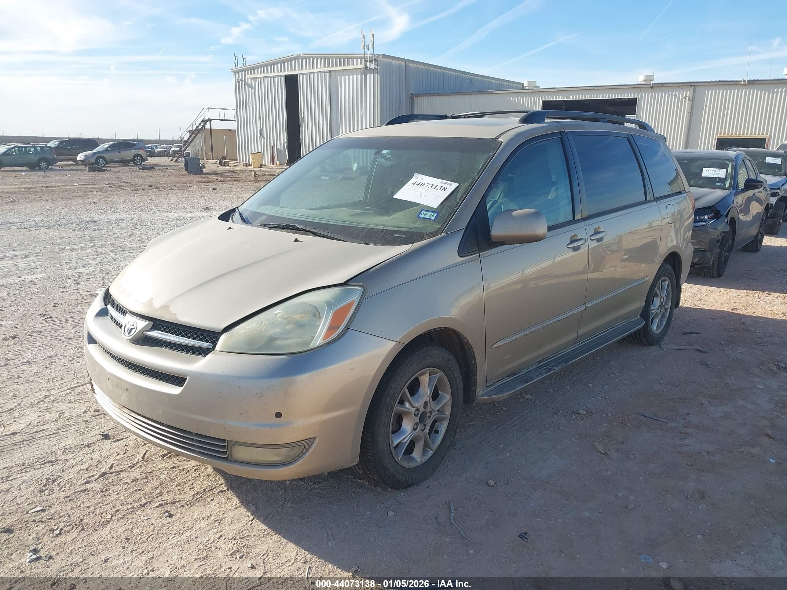 TOYOTA SIENNA image 2